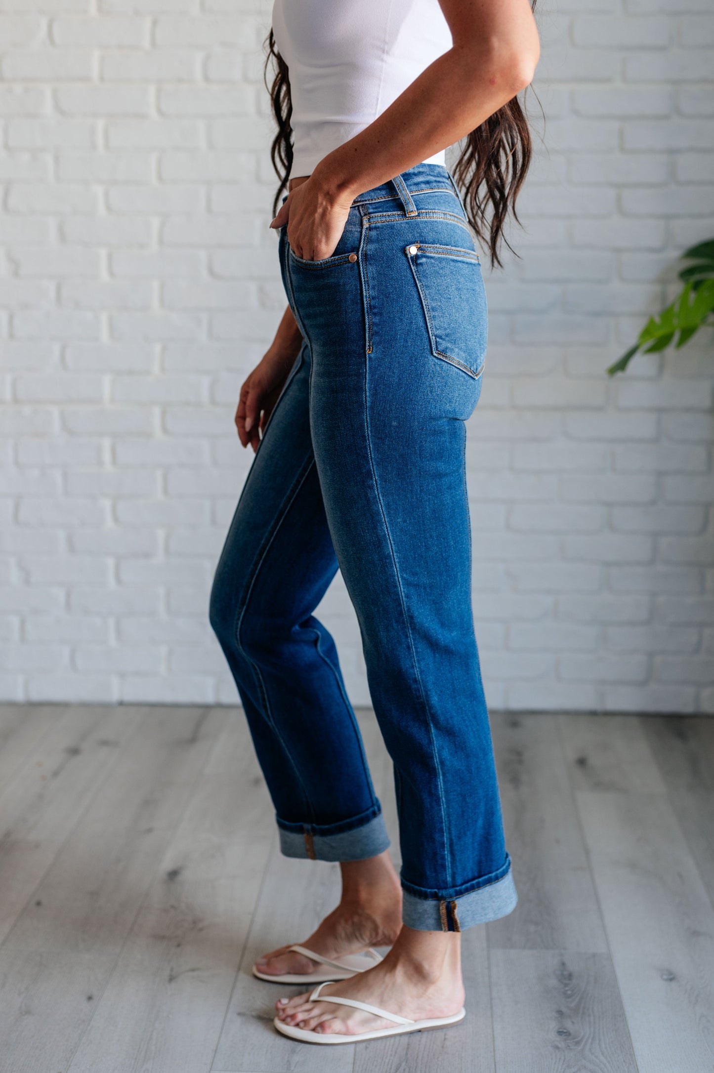 Judy Blue
High Rise
Zip Fly
Dark Wash
Center Seam Detail
Straight Leg Silhouette
Optional Cuffed Hem
93% Cotton, 6% Polyester, 1% Spandex
True to Judy Blue Sizing
