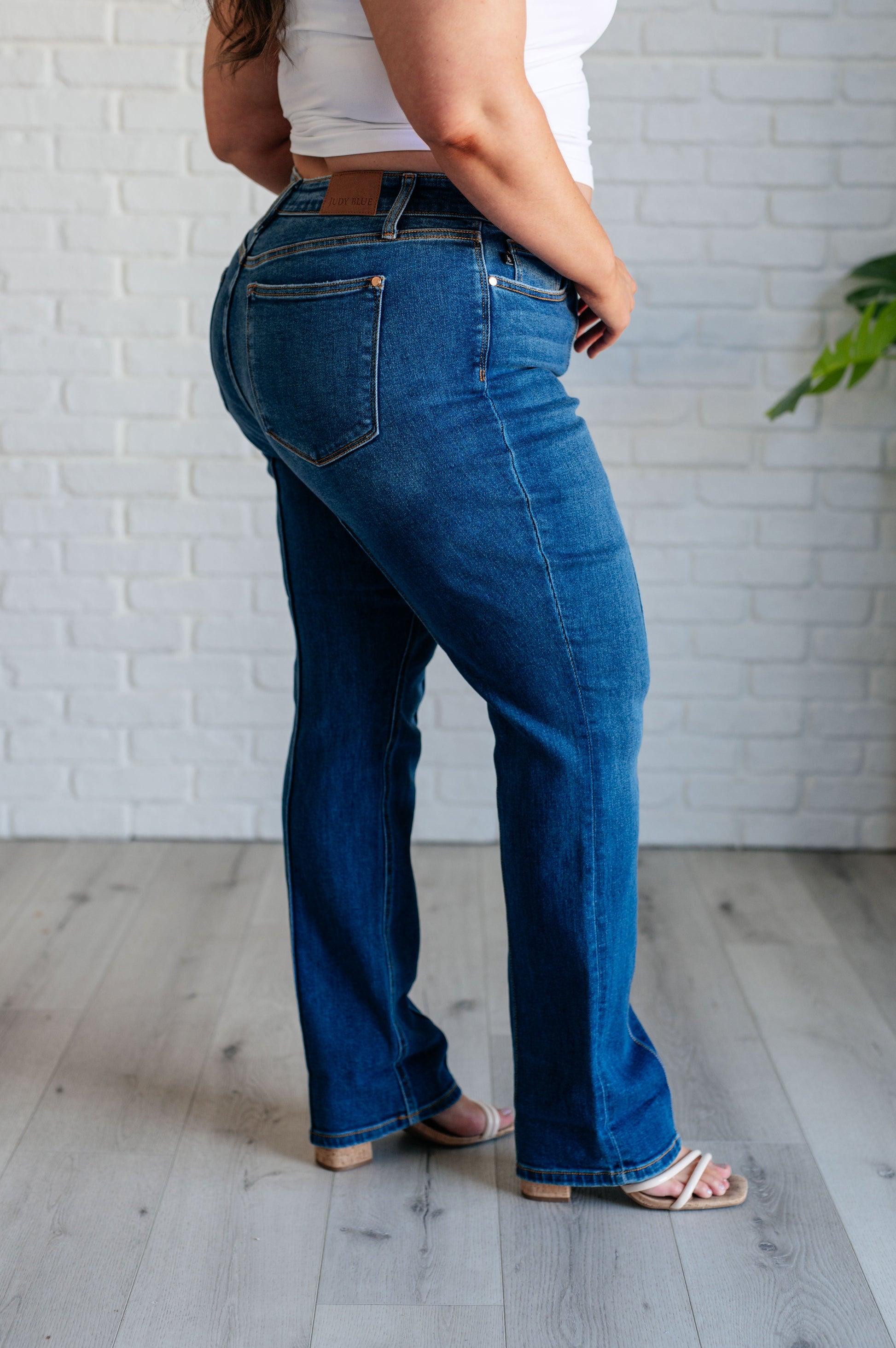 Judy Blue
High Rise
Zip Fly
Dark Wash
Center Seam Detail
Straight Leg Silhouette
Optional Cuffed Hem
93% Cotton, 6% Polyester, 1% Spandex
True to Judy Blue Sizing