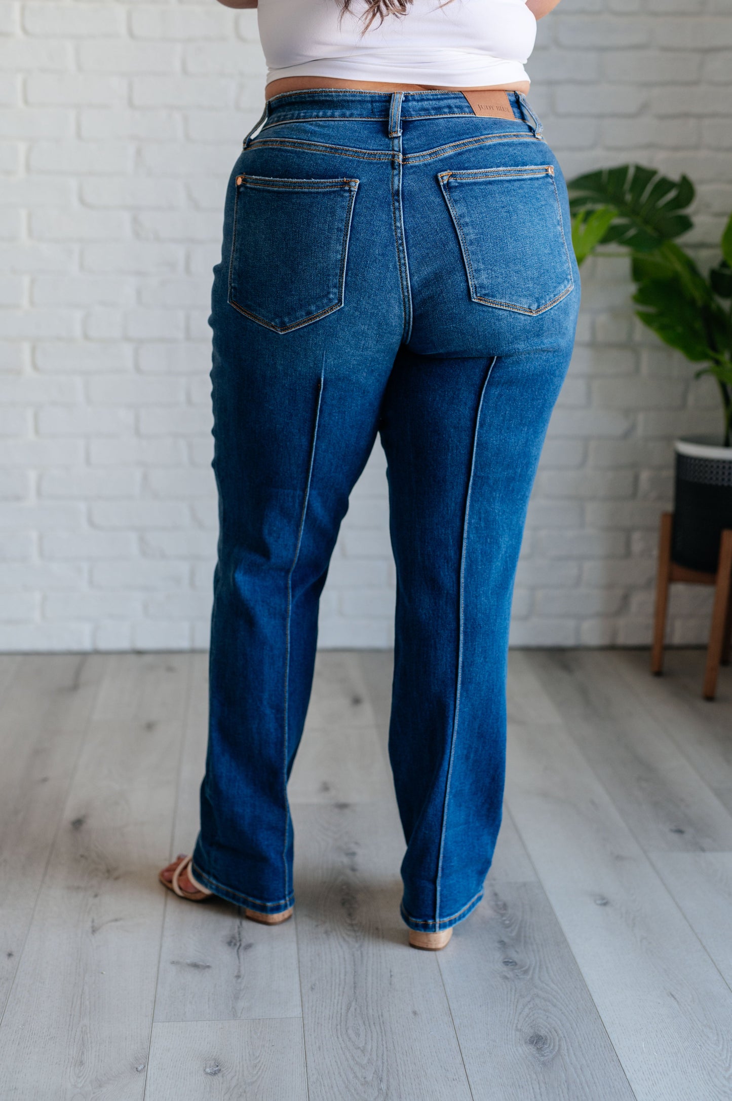 Judy Blue
High Rise
Zip Fly
Dark Wash
Center Seam Detail
Straight Leg Silhouette
Optional Cuffed Hem
93% Cotton, 6% Polyester, 1% Spandex
True to Judy Blue Sizing