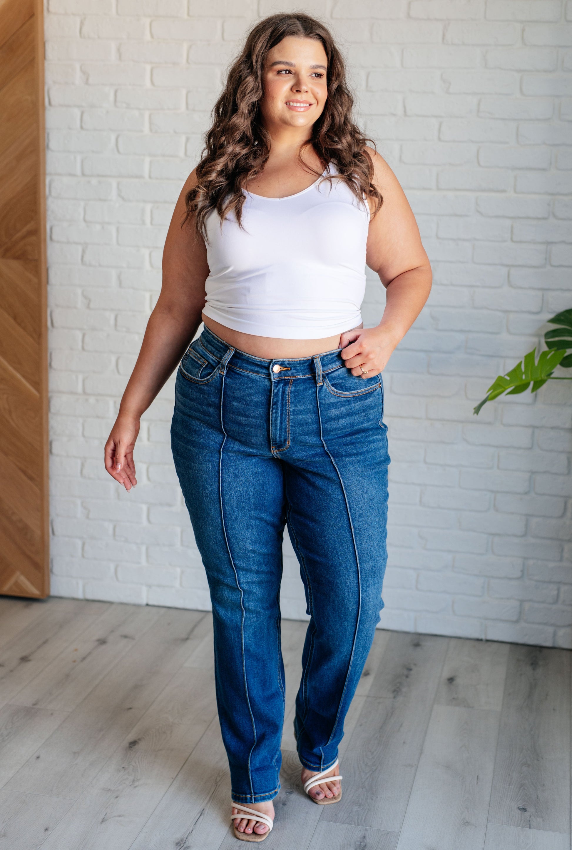 Judy Blue
High Rise
Zip Fly
Dark Wash
Center Seam Detail
Straight Leg Silhouette
Optional Cuffed Hem
93% Cotton, 6% Polyester, 1% Spandex
True to Judy Blue Sizing