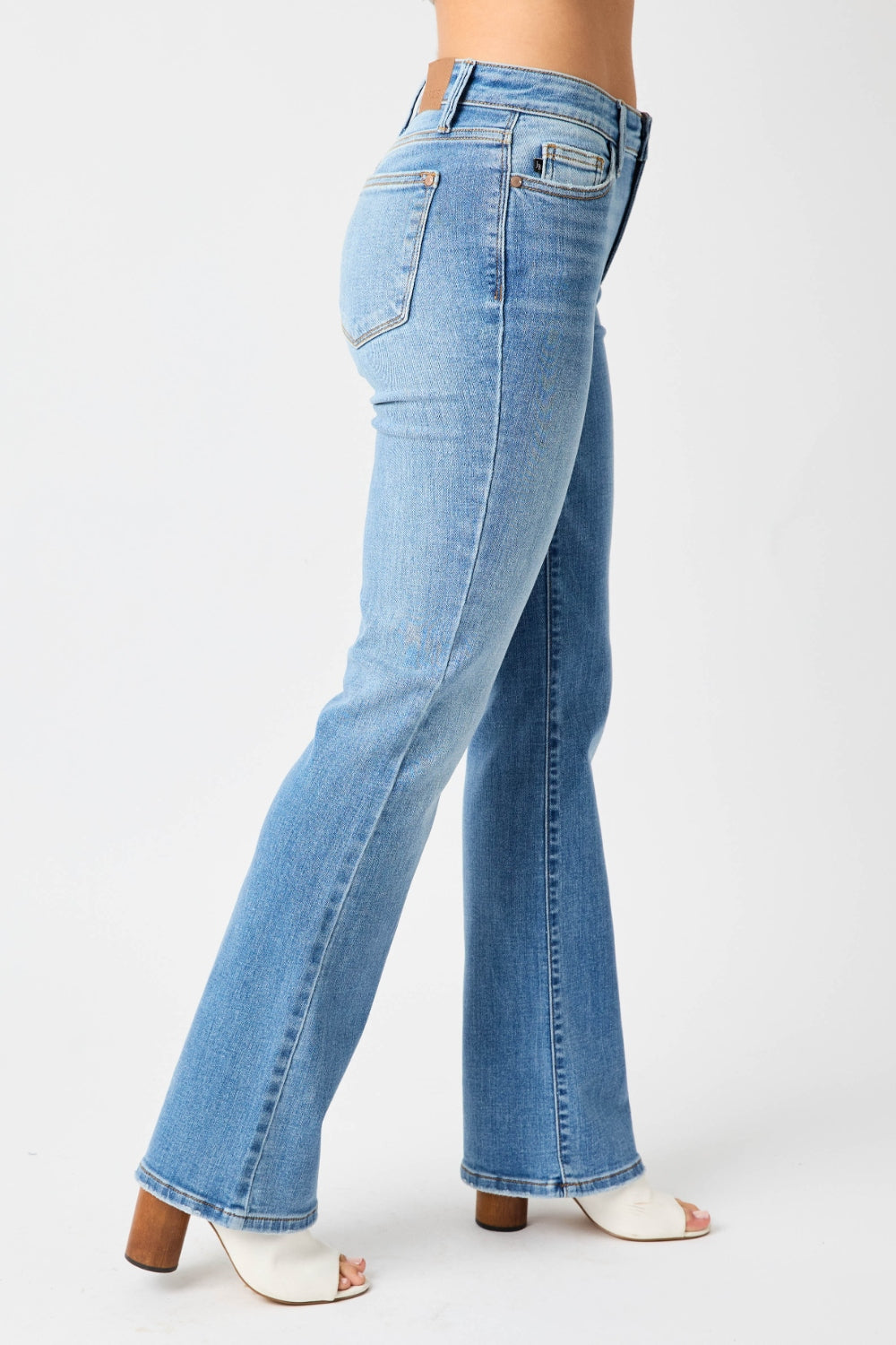 These high waist straight jeans are a timeless and classic wardrobe essential. The high waist design elongates the legs and provides a flattering silhouette. The straight leg cut offers a versatile and polished look that is easy to style. Pair them with a tucked-in blouse or a cropped top for a chic outfit. 0-24W