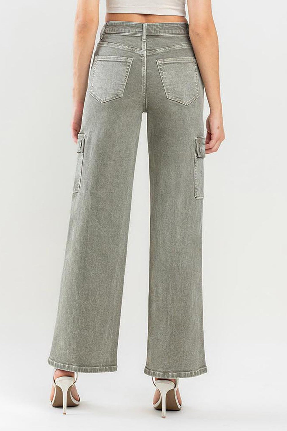 These '90s Super High Rise Loose Cargo Jeans are the epitome of vintage cool. With their ultra-high waist and loose fit, they offer a relaxed and comfortable style. The cargo pockets add an extra touch of utility and functionality.