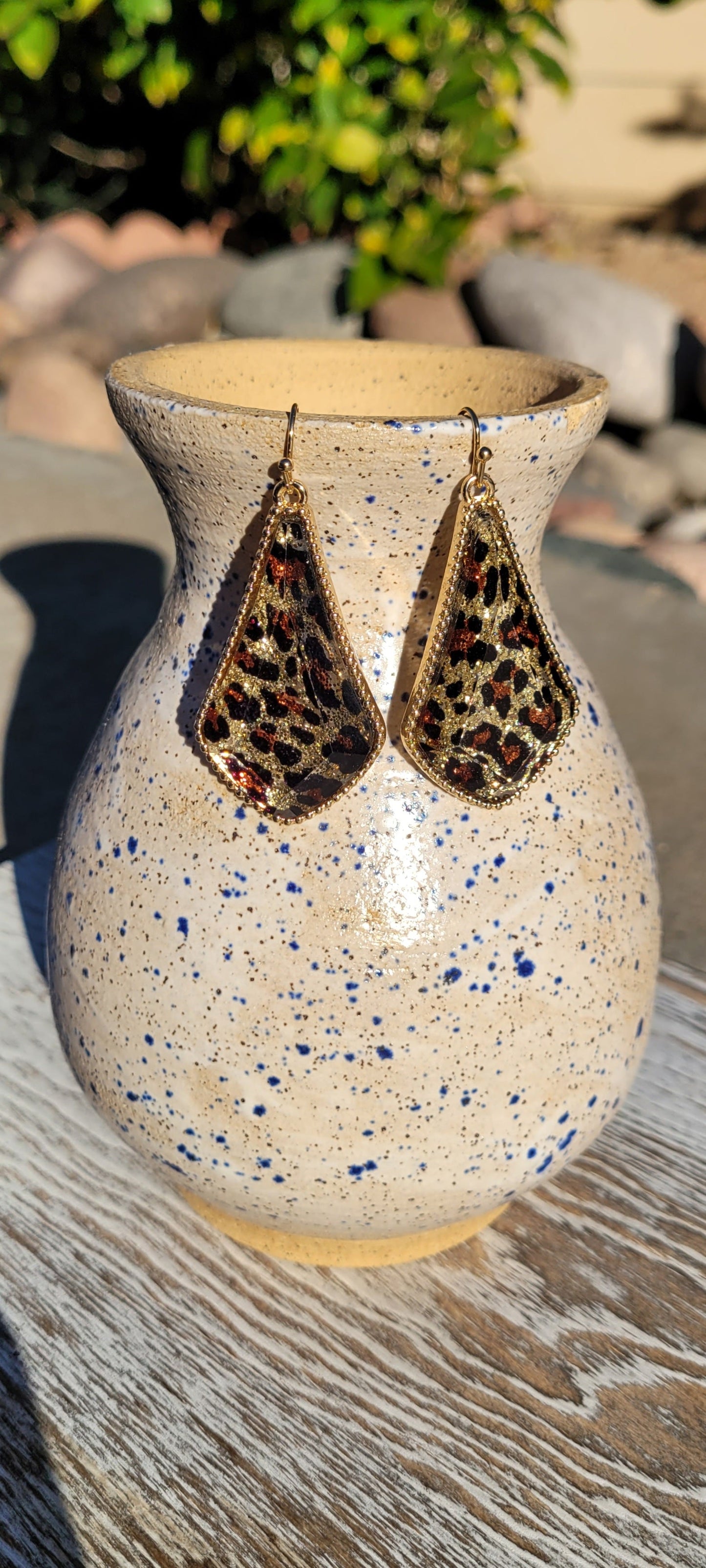 Genie bottle shape Leopard print Gold glitter Epoxy material Brushed gold fish hook dangle earrings Rubber earring back Length 2”, width 1” Whether you want to be on the wild side or classy this earring set it will add a fun touch to your outfit