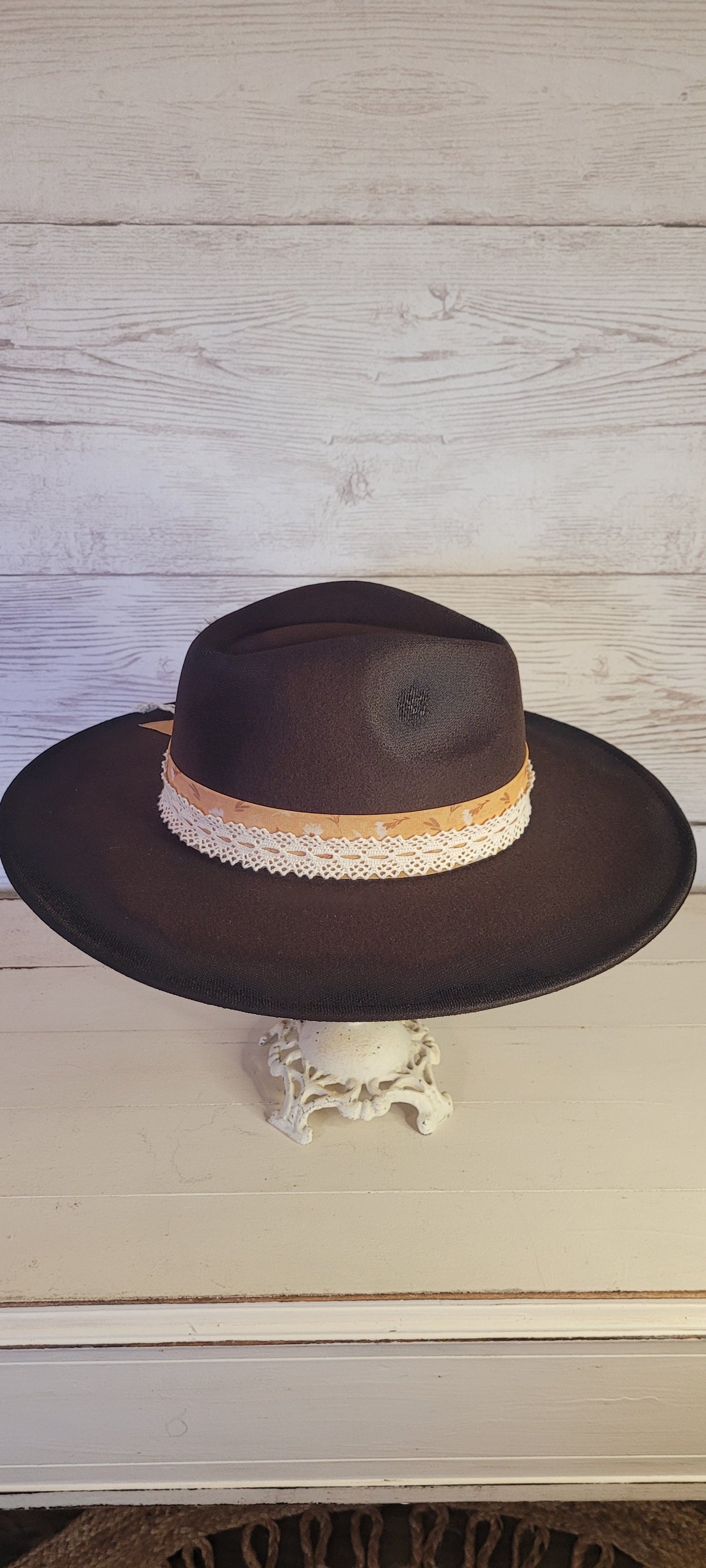 Features natural lace ribbon, sheer mustard ribbon, pine cones, & pampas Felt hat Flat brim 65% polyester and 35% cotton Ribbon drawstring for hat size adjustment Head Circumference: 24" Crown Height: 5" Brim Length: 15.75" Brim Width: 14.5" Branded & numbered inside crown Custom designed by Kayla