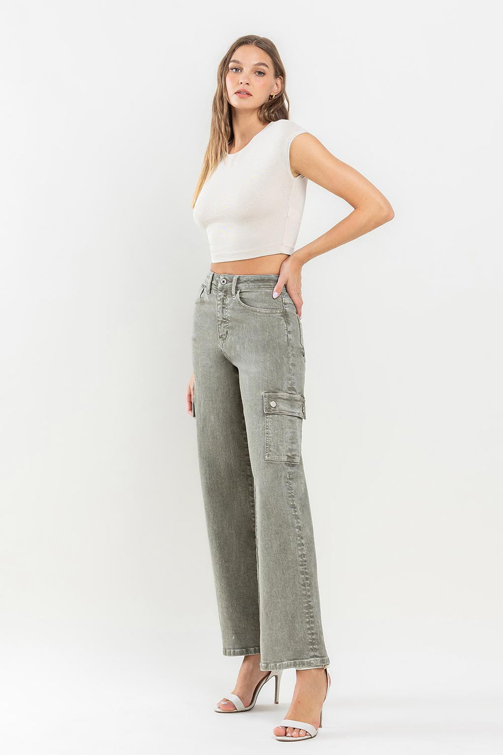 These '90s Super High Rise Loose Cargo Jeans are the epitome of vintage cool. With their ultra-high waist and loose fit, they offer a relaxed and comfortable style. The cargo pockets add an extra touch of utility and functionality. 24-32