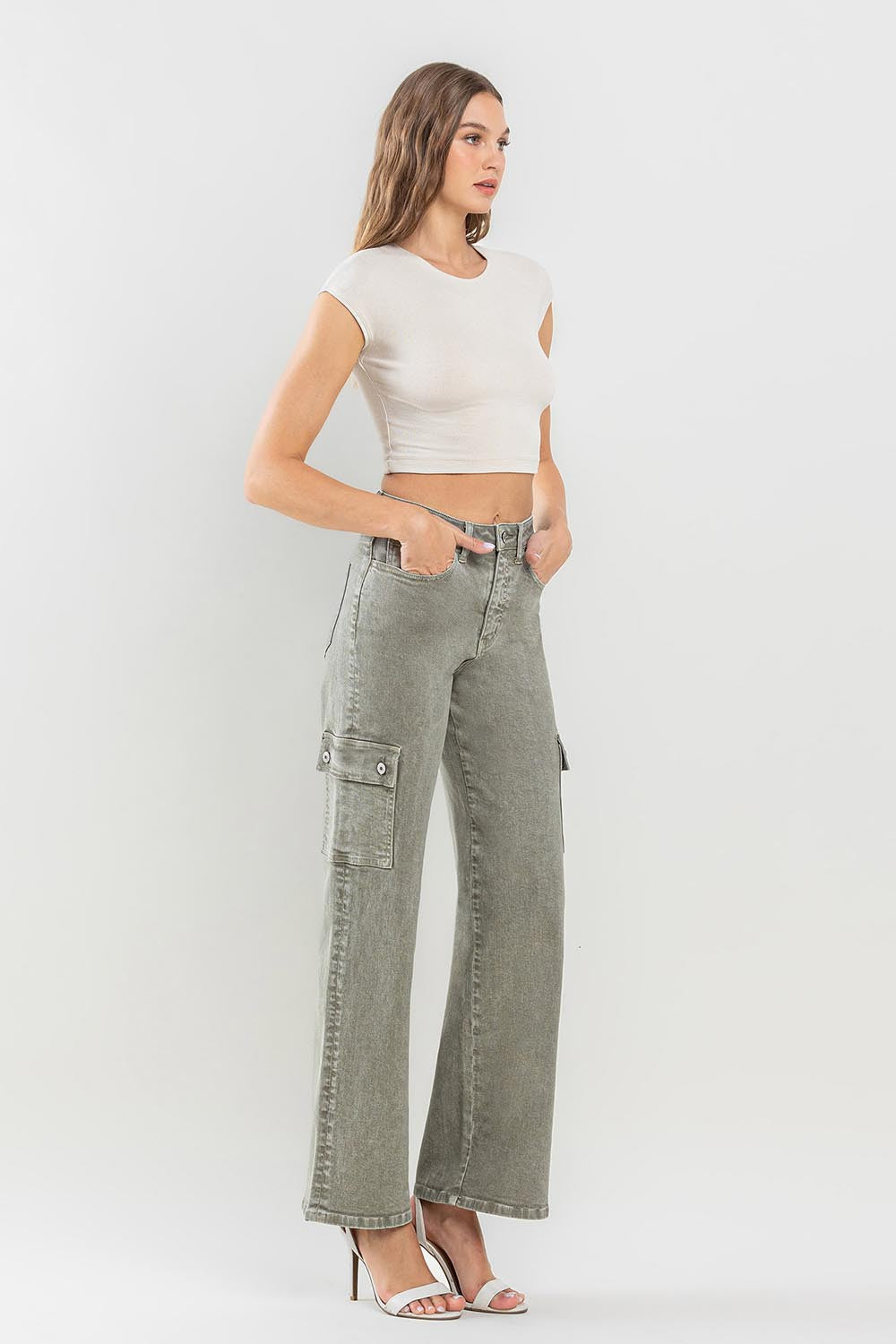 These '90s Super High Rise Loose Cargo Jeans are the epitome of vintage cool. With their ultra-high waist and loose fit, they offer a relaxed and comfortable style. The cargo pockets add an extra touch of utility and functionality. 24-32