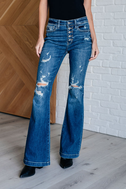 Judy Blue
Mid Rise
Button Fly
4-Way Stretch
Distressed
Flared Silhouette
93% Cotton, 6% Polyester, 1% Spandex
True to Judy Blue Sizing