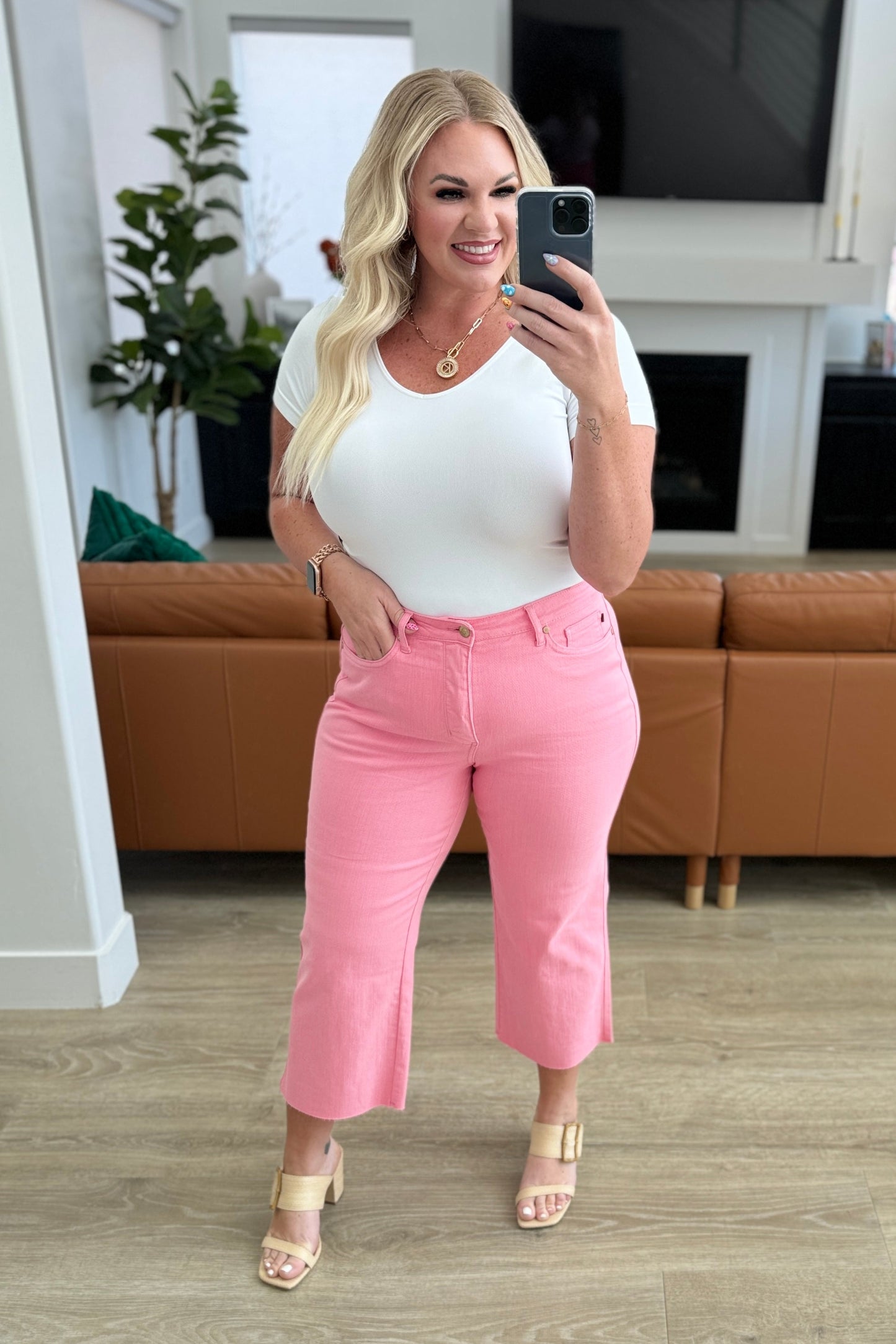 Judy Blue
High Rise
Zip Fly
Control Top
Wide Leg Crop Silhouette
Raw Hem
93% Cotton, 6% Polyester, 1% Spandex
True to Judy Blue Sizing