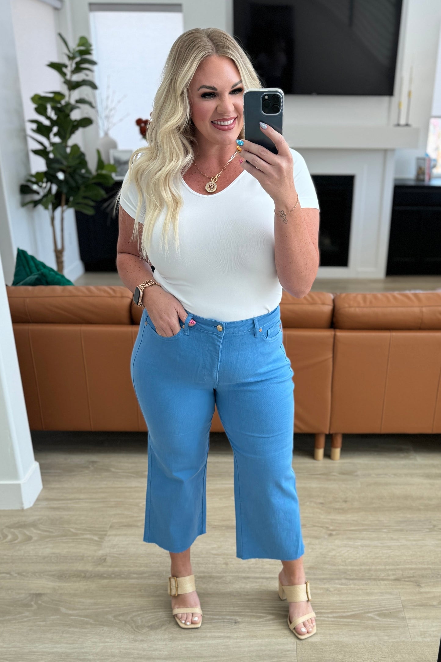 Judy Blue
High Rise
Zip Fly
Control Top
Wide Leg Crop Silhouette
Raw Hem
93% Cotton, 6% Polyester, 1% Spandex
True to Judy Blue Sizing