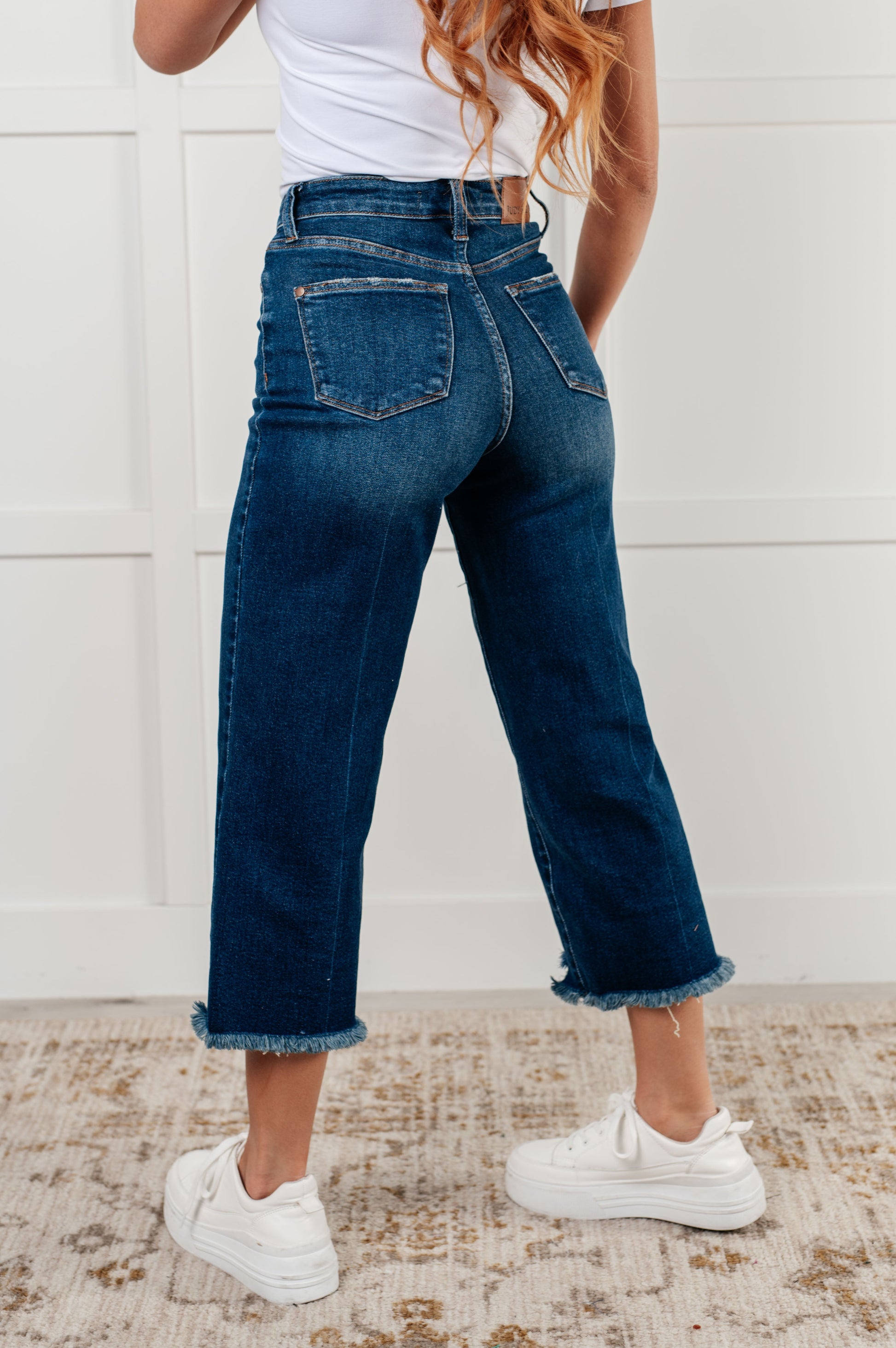 Judy Blue
High Rise
Button Fly
Dark Wash
4-Way Stretch
Wide Leg Crop
Raw Hem
94% Cotton, 5% Polyester, 1% Spandex
True to Judy Blue Sizing
