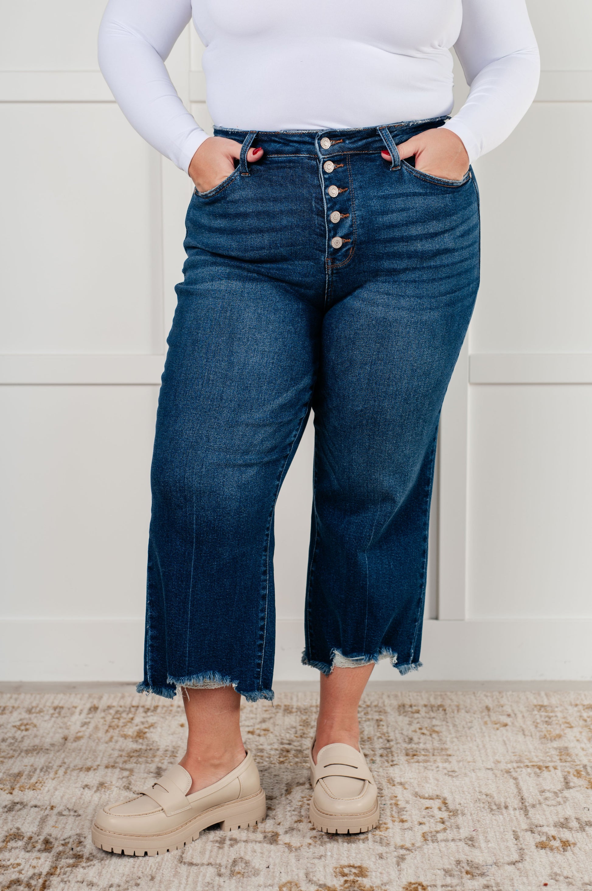 Judy Blue
High Rise
Button Fly
Dark Wash
4-Way Stretch
Wide Leg Crop
Raw Hem
94% Cotton, 5% Polyester, 1% Spandex
True to Judy Blue Sizing