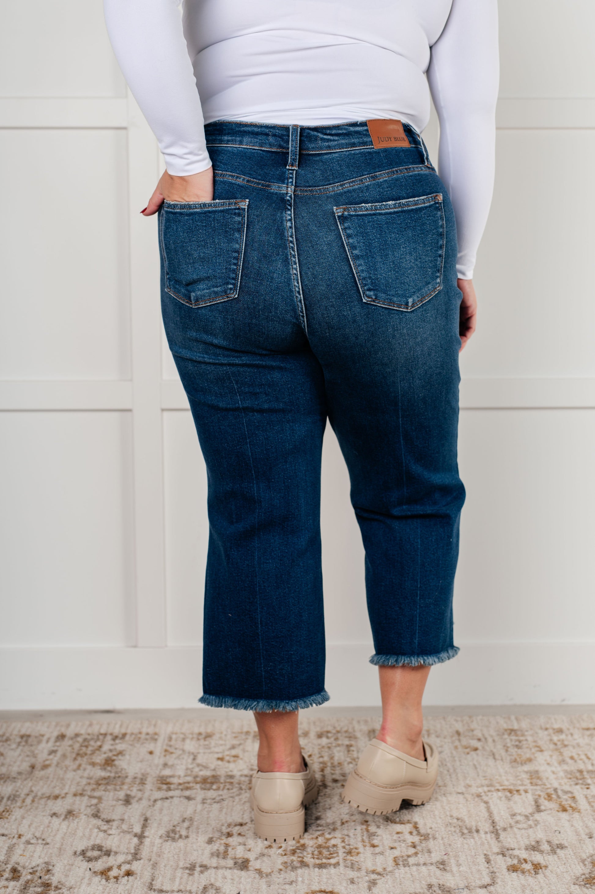 Judy Blue
High Rise
Button Fly
Dark Wash
4-Way Stretch
Wide Leg Crop
Raw Hem
94% Cotton, 5% Polyester, 1% Spandex
True to Judy Blue Sizing