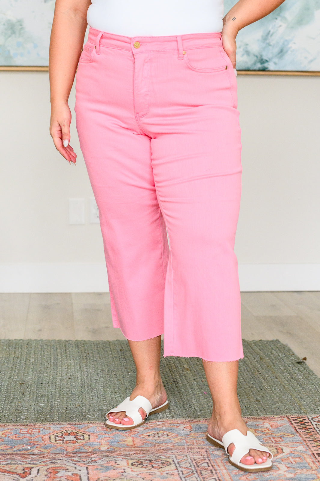 Judy Blue
High Rise
Zip Fly
Control Top
Wide Leg Crop Silhouette
Raw Hem
93% Cotton, 6% Polyester, 1% Spandex
True to Judy Blue Sizing