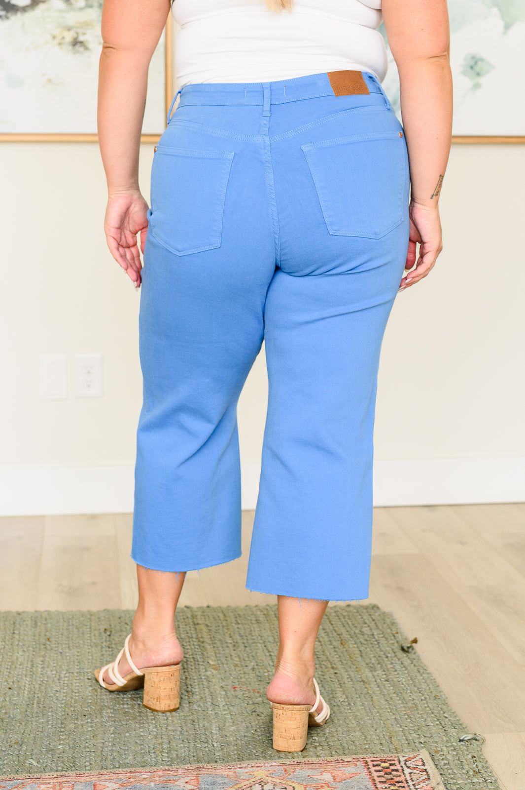 Judy Blue
High Rise
Zip Fly
Control Top
Wide Leg Crop Silhouette
Raw Hem
93% Cotton, 6% Polyester, 1% Spandex
True to Judy Blue Sizing