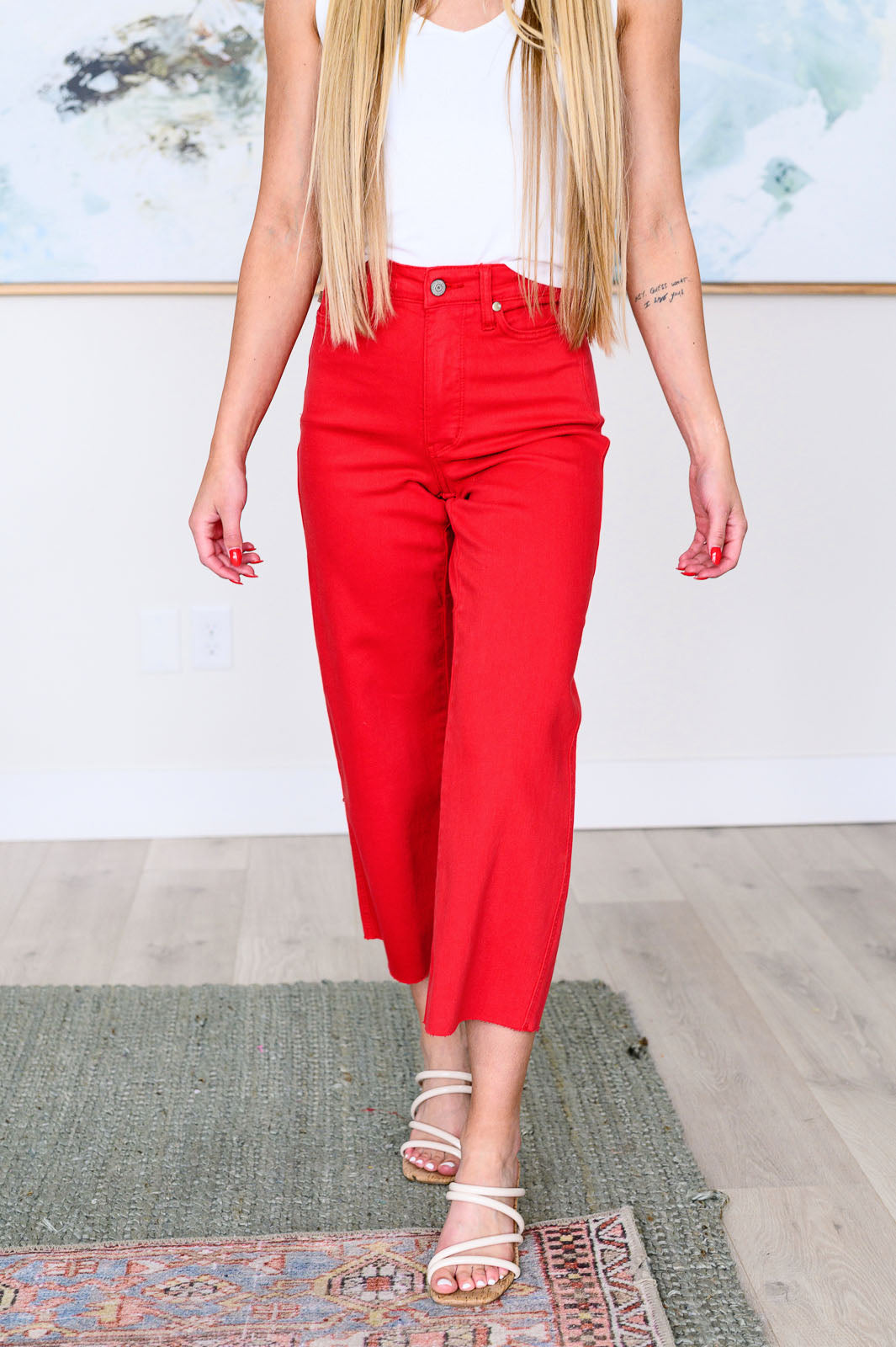 Judy Blue
High Rise
Zip Fly
Control Top
Wide Leg Crop Silhouette
Raw Hem
93% Cotton, 6% Polyester, 1% Spandex
True to Judy Blue Sizing