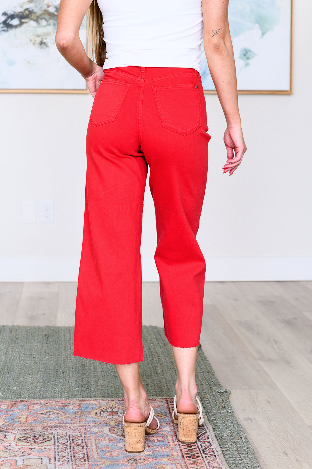 Judy Blue
High Rise
Zip Fly
Control Top
Wide Leg Crop Silhouette
Raw Hem
93% Cotton, 6% Polyester, 1% Spandex
True to Judy Blue Sizing