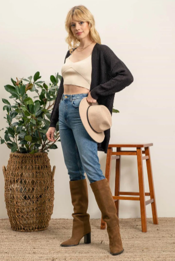 Meet Lizzy – the lightweight, pocket-equipped cardigan designed to keep you warm with style. She's an undercover superhero of sorts, blending effortlessly into any wardrobe and helping you save the day whenever the temperature drops! Perfect for those days when you need an extra layer but don't want the bulk.