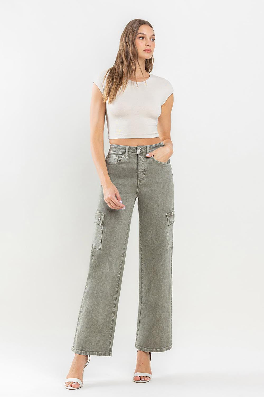 These '90s Super High Rise Loose Cargo Jeans are the epitome of vintage cool. With their ultra-high waist and loose fit, they offer a relaxed and comfortable style. The cargo pockets add an extra touch of utility and functionality. 24-32