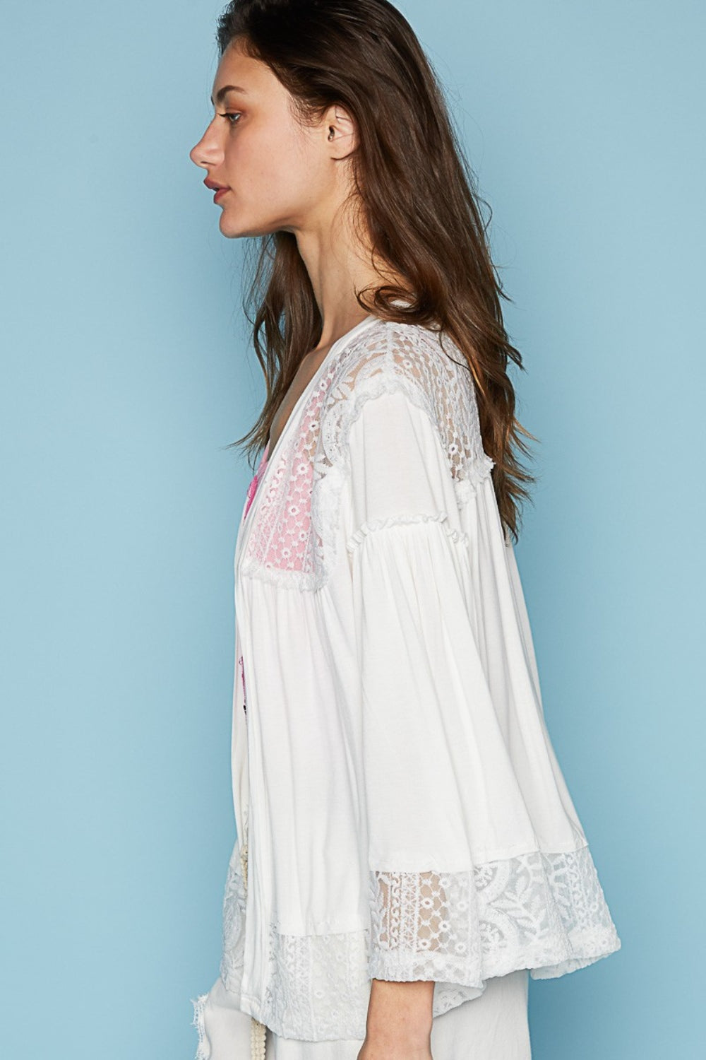 The designed open front oversized fit cardigan with 3/4 length bell sleeves is a chic layering piece for any outfit. Crafted from a mix of jersey and lace, this cardigan combines comfort with a touch of elegance. The frayed edge detail on the entire garment adds a contemporary and edgy vibe, giving it a unique and textured look. S-L