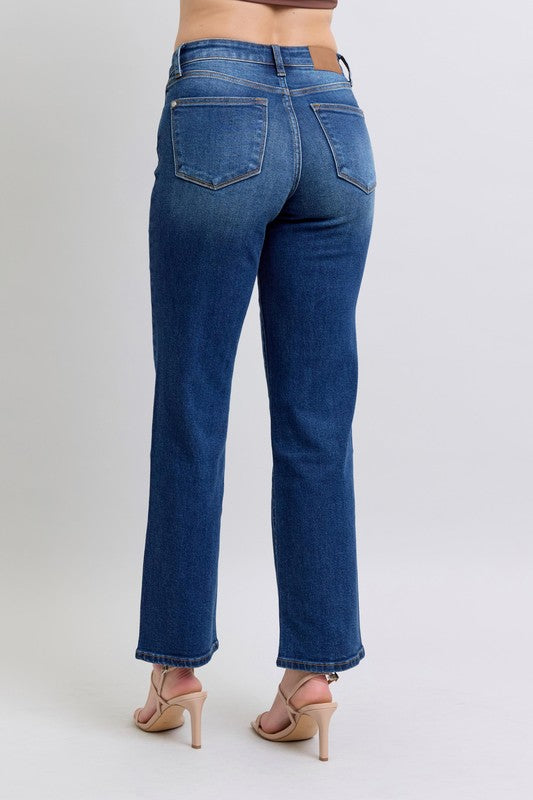 The Side Seam Detail Straight Jeans with Pockets are a contemporary take on a classic style. Featuring unique side seam detailing, these jeans add a modern twist to the timeless straight fit. The addition of pockets provides both functionality and practicality, making these jeans stylish and versatile for everyday wear. Pair them with a tucked-in blouse and heels for a sophisticated look, or dress them down with a t-shirt and sneakers for a casual vibe.
Features: Basic style
Stretch: Slightly stretchy
Mater
