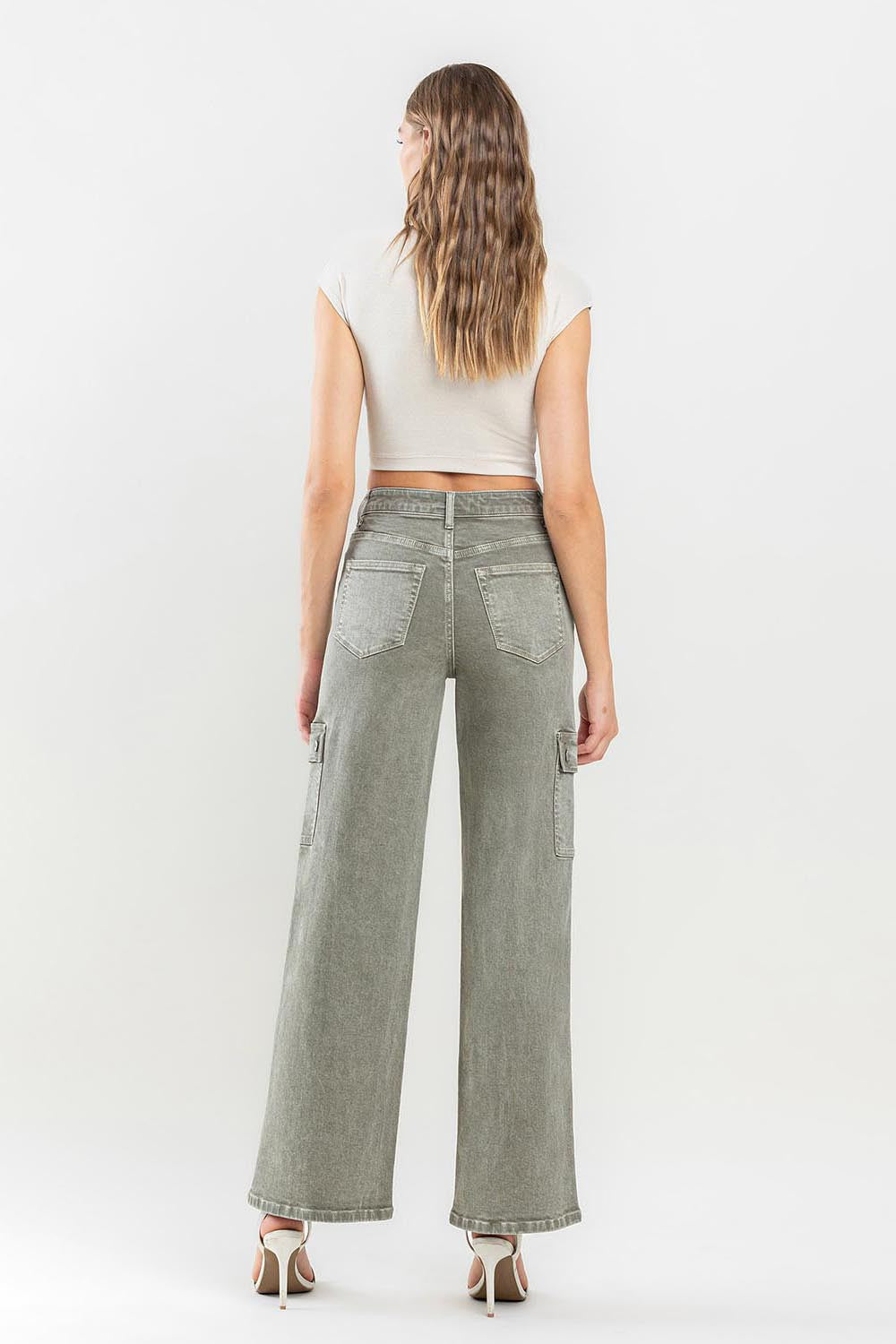 These '90s Super High Rise Loose Cargo Jeans are the epitome of vintage cool. With their ultra-high waist and loose fit, they offer a relaxed and comfortable style. The cargo pockets add an extra touch of utility and functionality.  24-32