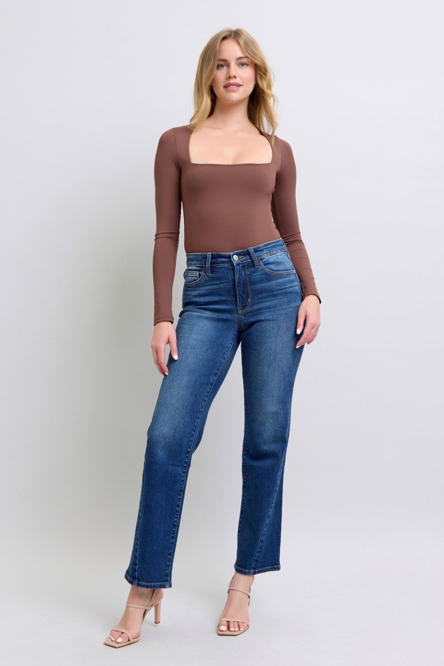 The Side Seam Detail Straight Jeans with Pockets are a contemporary take on a classic style. Featuring unique side seam detailing, these jeans add a modern twist to the timeless straight fit. The addition of pockets provides both functionality and practicality, making these jeans stylish and versatile for everyday wear. Pair them with a tucked-in blouse and heels for a sophisticated look, or dress them down with a t-shirt and sneakers for a casual vibe.
Features: Basic style
Stretch: Slightly stretchy
Mater