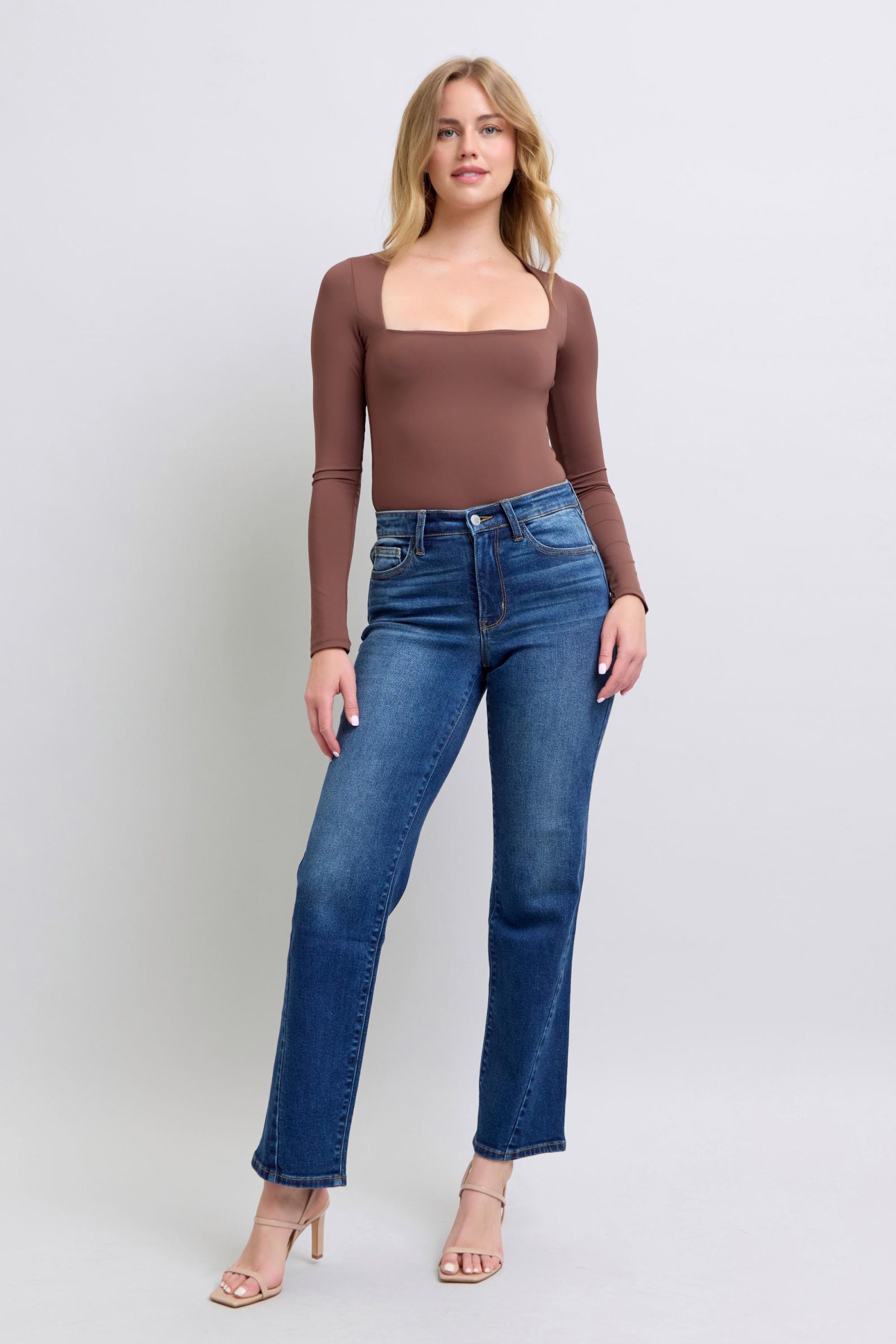 The Side Seam Detail Straight Jeans with Pockets are a contemporary take on a classic style. Featuring unique side seam detailing, these jeans add a modern twist to the timeless straight fit. The addition of pockets provides both functionality and practicality, making these jeans stylish and versatile for everyday wear. Pair them with a tucked-in blouse and heels for a sophisticated look, or dress them down with a t-shirt and sneakers for a casual vibe.
Features: Basic style
Stretch: Slightly stretchy
Mater
