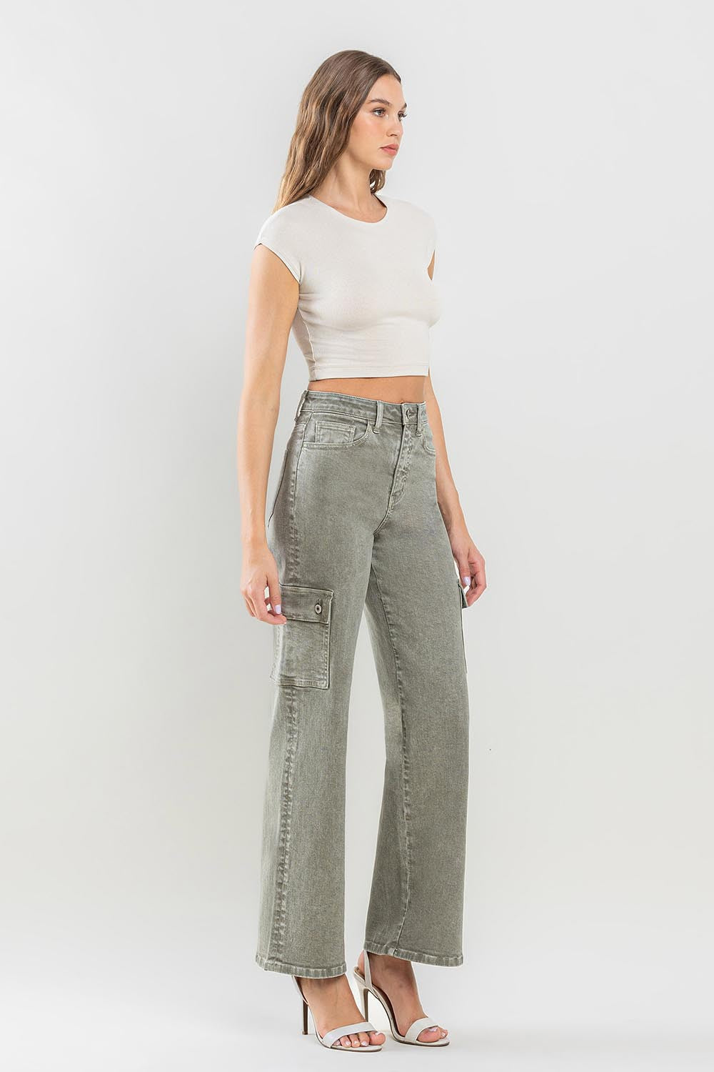 These '90s Super High Rise Loose Cargo Jeans are the epitome of vintage cool. With their ultra-high waist and loose fit, they offer a relaxed and comfortable style. The cargo pockets add an extra touch of utility and functionality. 24-32
