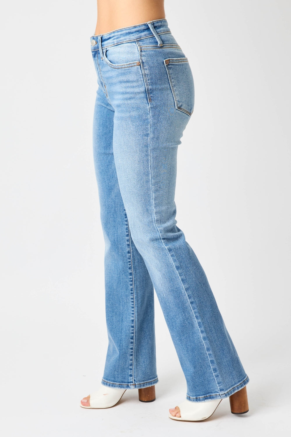 These high waist straight jeans are a timeless and classic wardrobe essential. The high waist design elongates the legs and provides a flattering silhouette. The straight leg cut offers a versatile and polished look that is easy to style. Pair them with a tucked-in blouse or a cropped top for a chic outfit. 0-24W