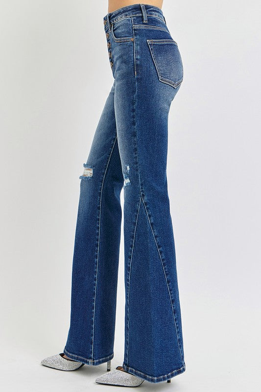 Distressed Button-Fly Flare Jeans are a fashionable ripped design with front cardigan buttons. These pants blend modern and casual style, showing a unique charm. Flared leg interprets vintage fashion, while the ripped design adds a sense of personal fashion. The comfortable fabric and fitted cut make these jeans an eye-catching piece for your casual everyday wear. Whether it is paired with sneakers, heels or boots, it can show a cool style.
Features: Basic style, Pocketed, Distressed, Buttoned
Stretch: Sli