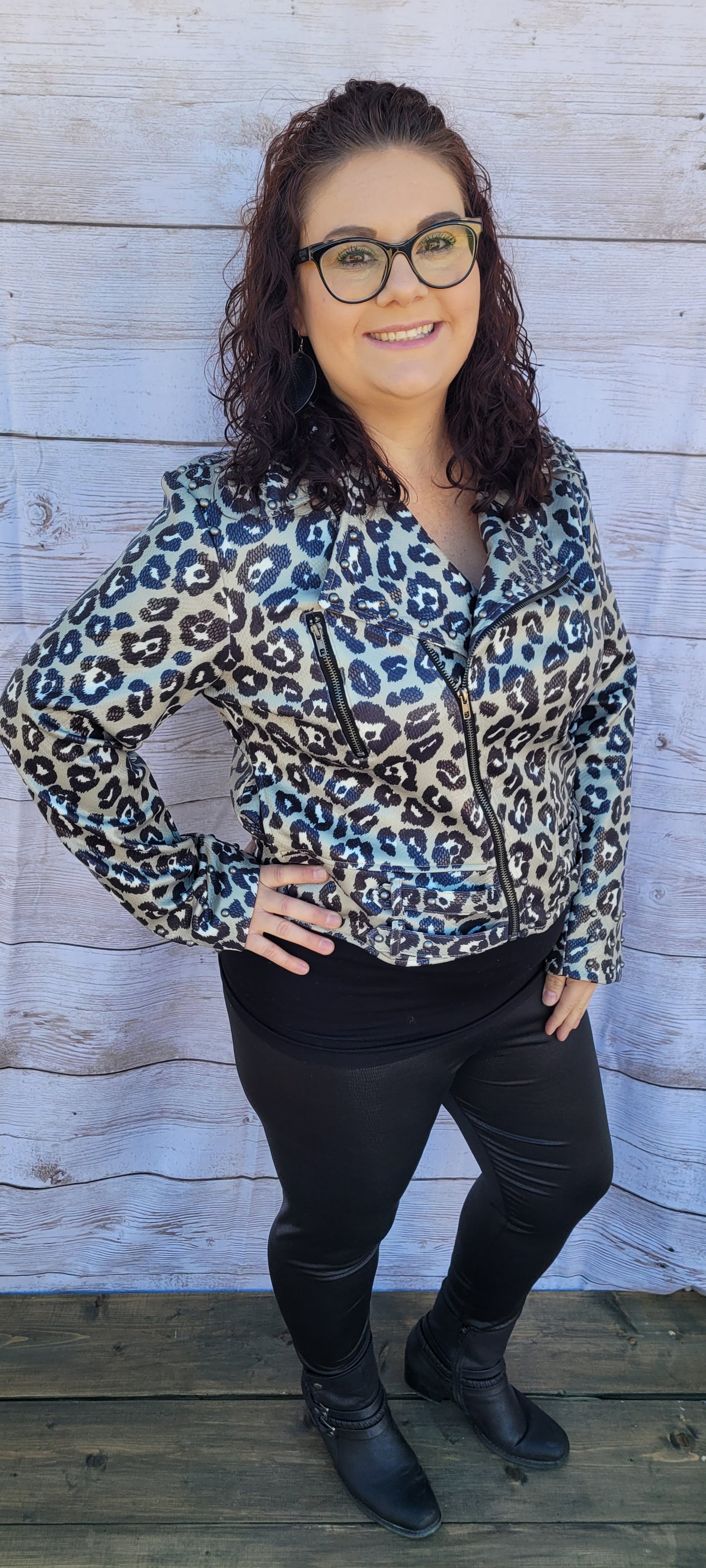 These leggings are comfortable, light weight, soft, with a shiny snake skin print. Choose to do your daily workout, lounge around, or wear for the day to have that comfortable feeling. You choose how you would like to express yourself! Sizes medium through x-large.