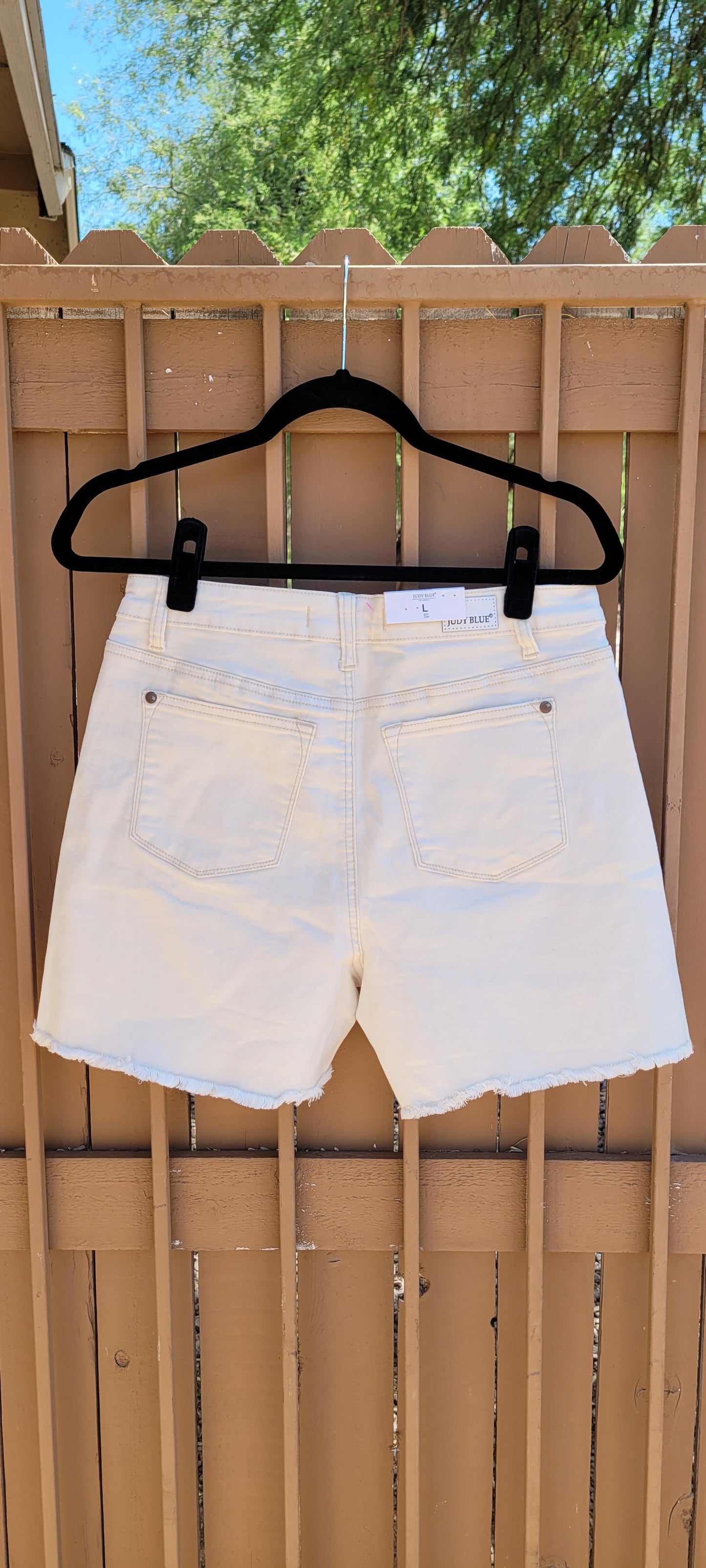These are cream colored, high waist, non-distressed shorts featuring a frayed hemline, functional pockets in the front and back. These shorts are stretchy for comfort. A great staple piece for your wardrobe. Size large.