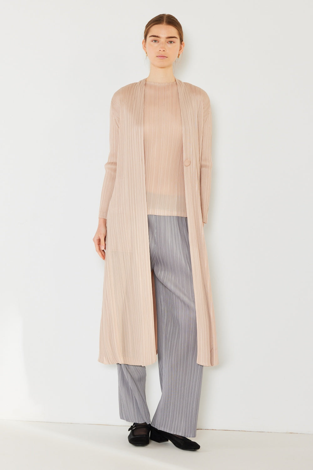 The Pleated Long Sleeve Cardigan is a versatile and chic layering piece for your wardrobe. With its pleated detailing and long sleeves, this cardigan offers a stylish and sophisticated look. The pleats add texture and visual interest to the classic cardigan design.
