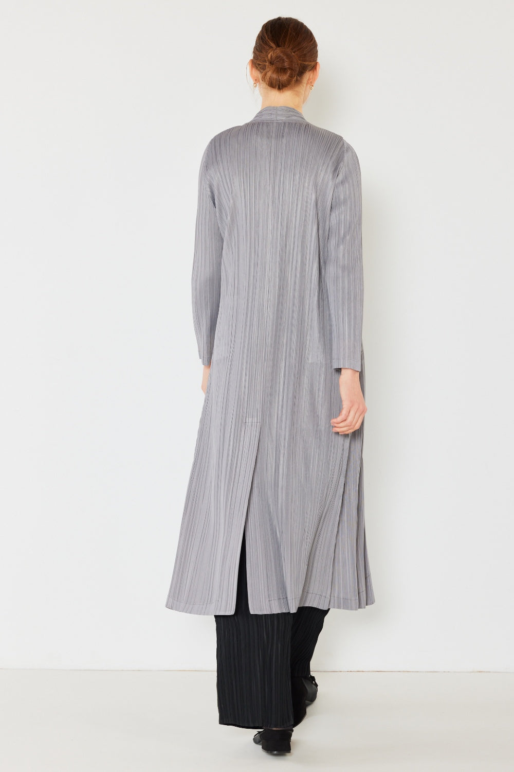 The Pleated Long Sleeve Cardigan is a versatile and chic layering piece for your wardrobe. With its pleated detailing and long sleeves, this cardigan offers a stylish and sophisticated look. The pleats add texture and visual interest to the classic cardigan design.
