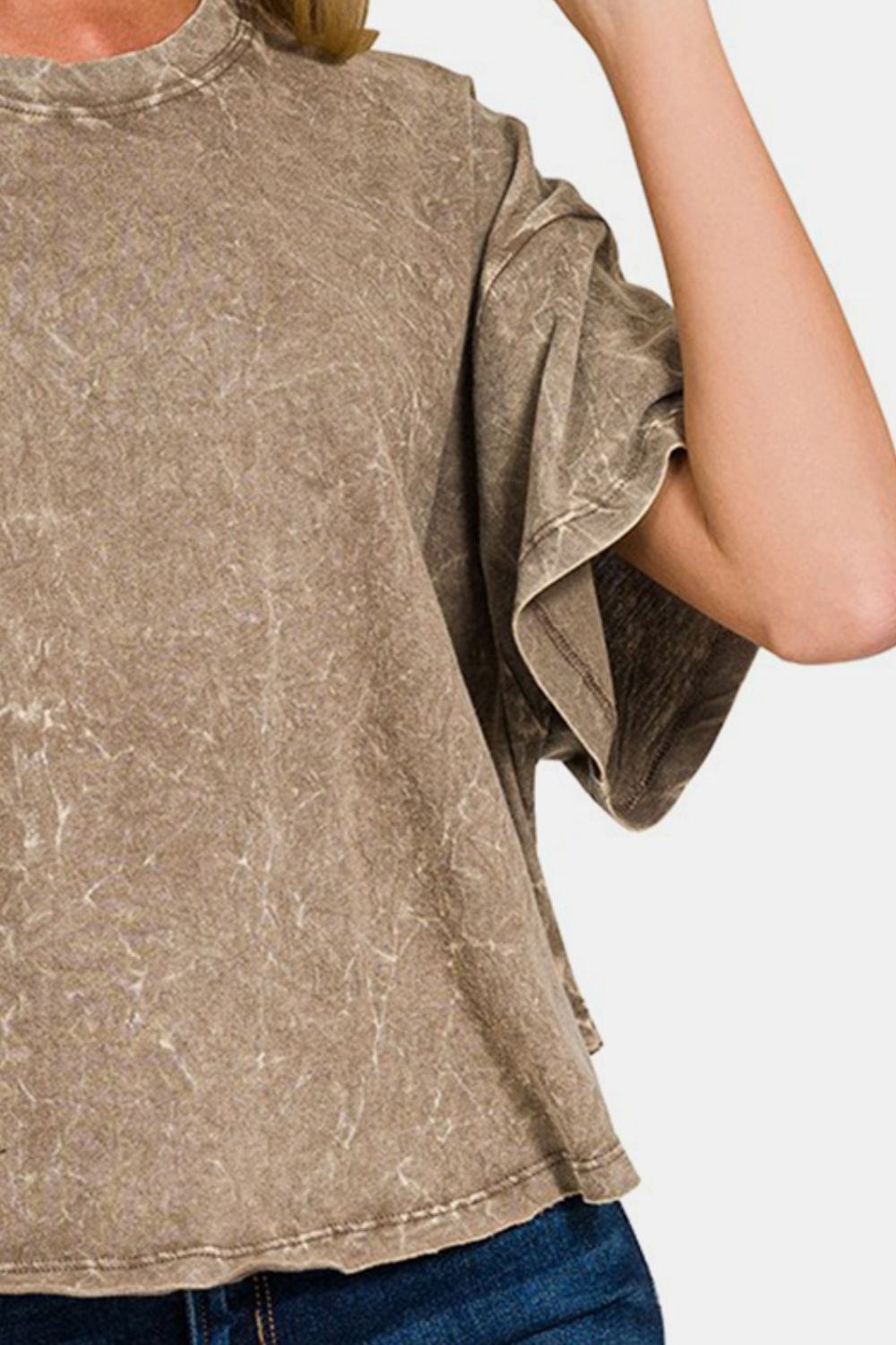 Add a trendy touch to your casual looks with this round neck drop shoulder cropped t-shirt, a versatile piece for your wardrobe. The drop shoulder design creates a relaxed and effortless silhouette, perfect for a laid-back style. With a cropped length, this t-shirt offers a modern and chic twist that pairs well with high-waisted bottoms. s/m - l/xl