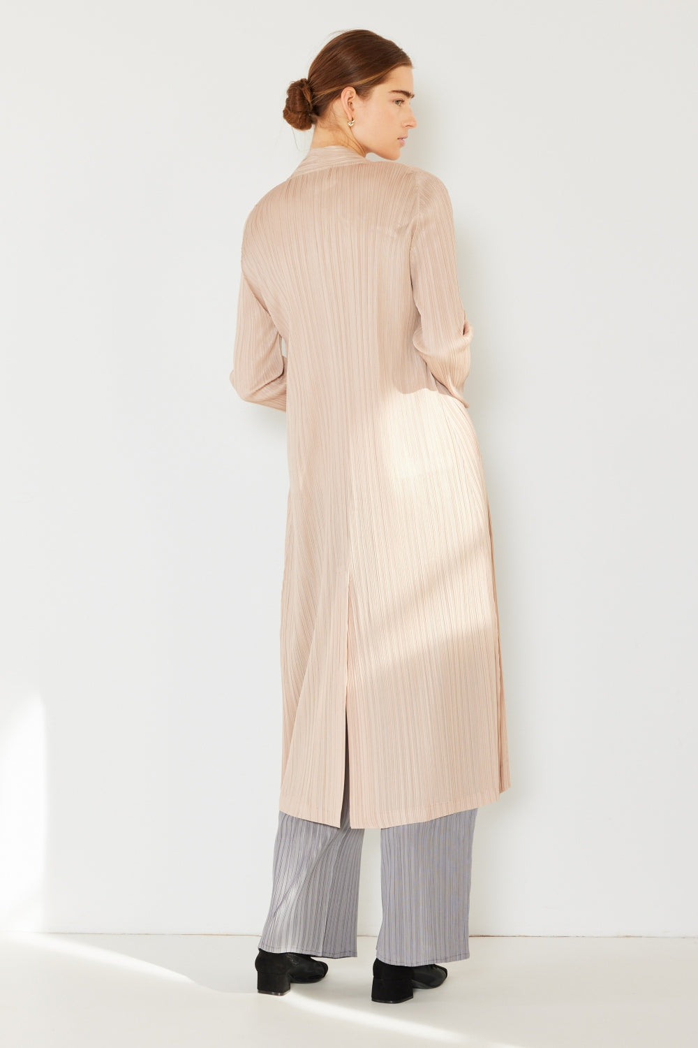 The Pleated Long Sleeve Cardigan is a versatile and chic layering piece for your wardrobe. With its pleated detailing and long sleeves, this cardigan offers a stylish and sophisticated look. The pleats add texture and visual interest to the classic cardigan design.