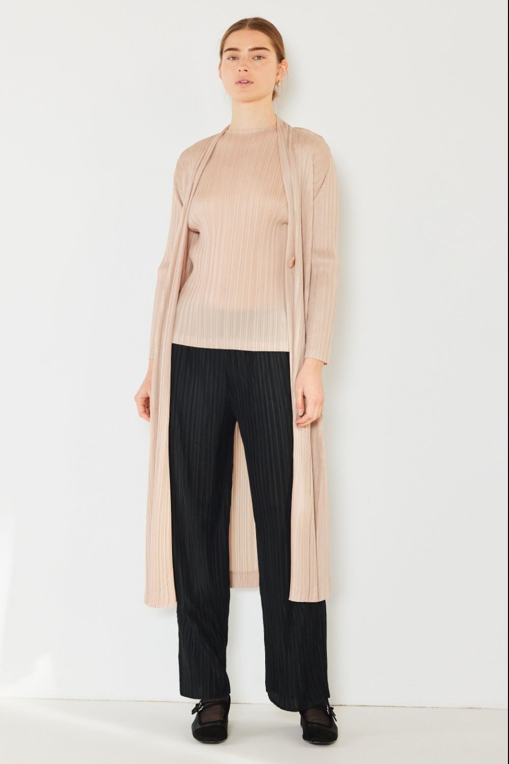 The Pleated Long Sleeve Cardigan is a versatile and chic layering piece for your wardrobe. With its pleated detailing and long sleeves, this cardigan offers a stylish and sophisticated look. The pleats add texture and visual interest to the classic cardigan design.