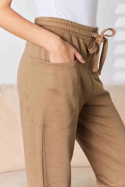 These joggers offer a relaxed fit with a flattering high-rise waistline, ensuring both comfort and a chic silhouette. The side pockets add functionality, perfect for keeping your essentials close at hand while on the go. S - XL