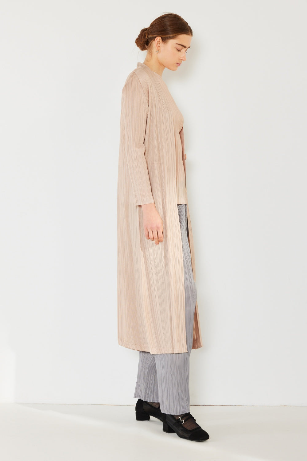 The Pleated Long Sleeve Cardigan is a versatile and chic layering piece for your wardrobe. With its pleated detailing and long sleeves, this cardigan offers a stylish and sophisticated look. The pleats add texture and visual interest to the classic cardigan design.