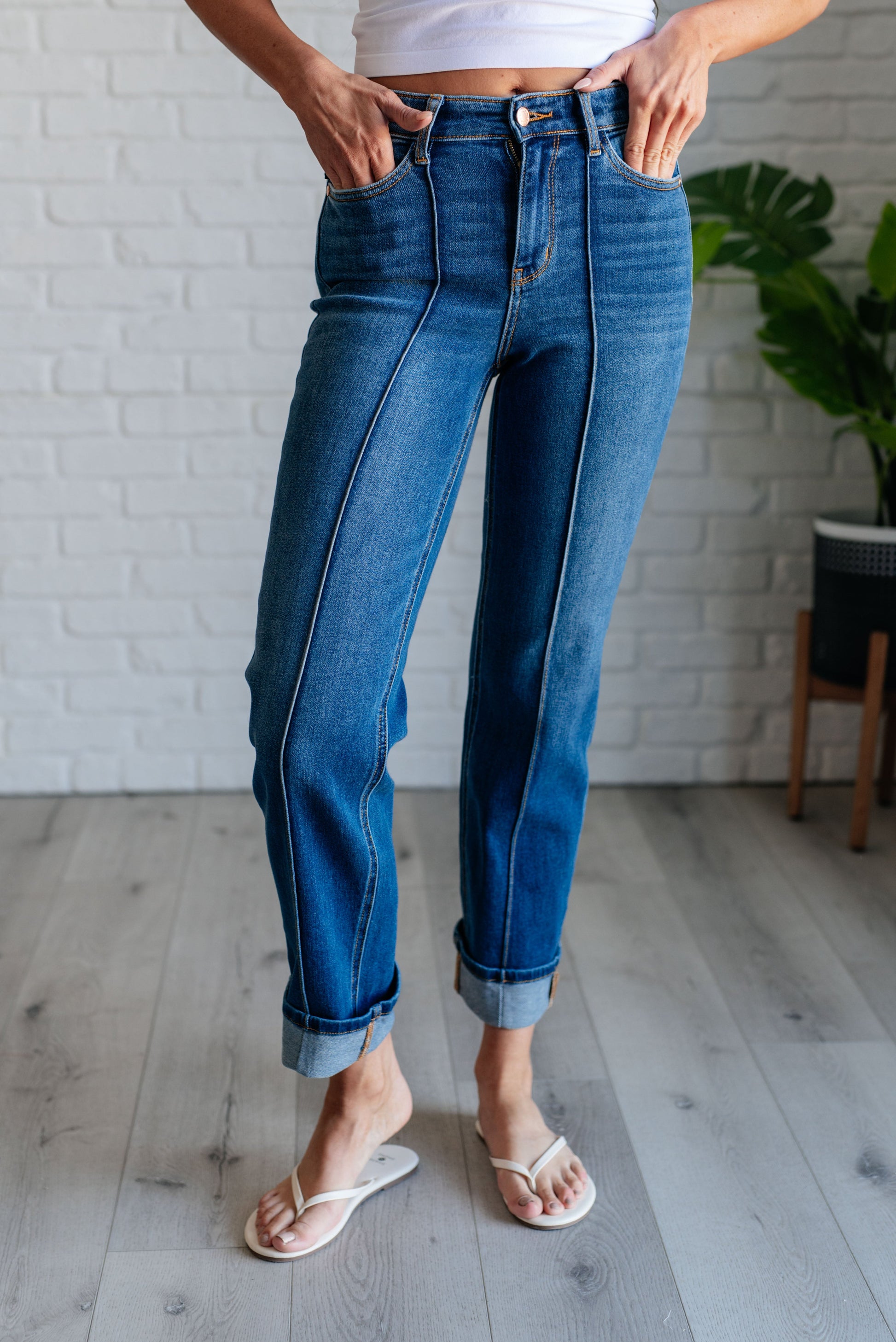 Judy Blue
High Rise
Zip Fly
Dark Wash
Center Seam Detail
Straight Leg Silhouette
Optional Cuffed Hem
93% Cotton, 6% Polyester, 1% Spandex

True to Judy Blue Sizing