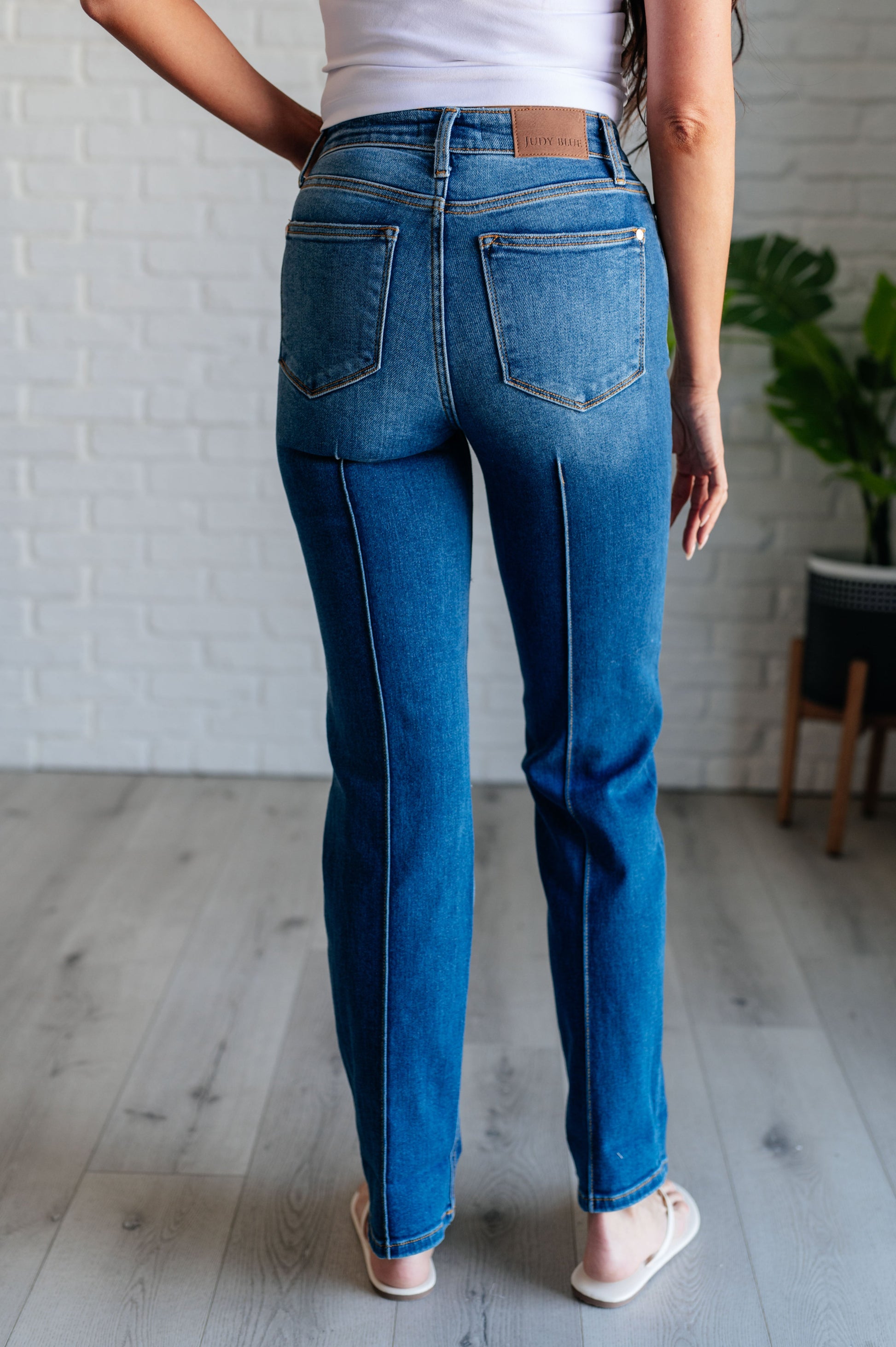 Judy Blue
High Rise
Zip Fly
Dark Wash
Center Seam Detail
Straight Leg Silhouette
Optional Cuffed Hem
93% Cotton, 6% Polyester, 1% Spandex

True to Judy Blue Sizing