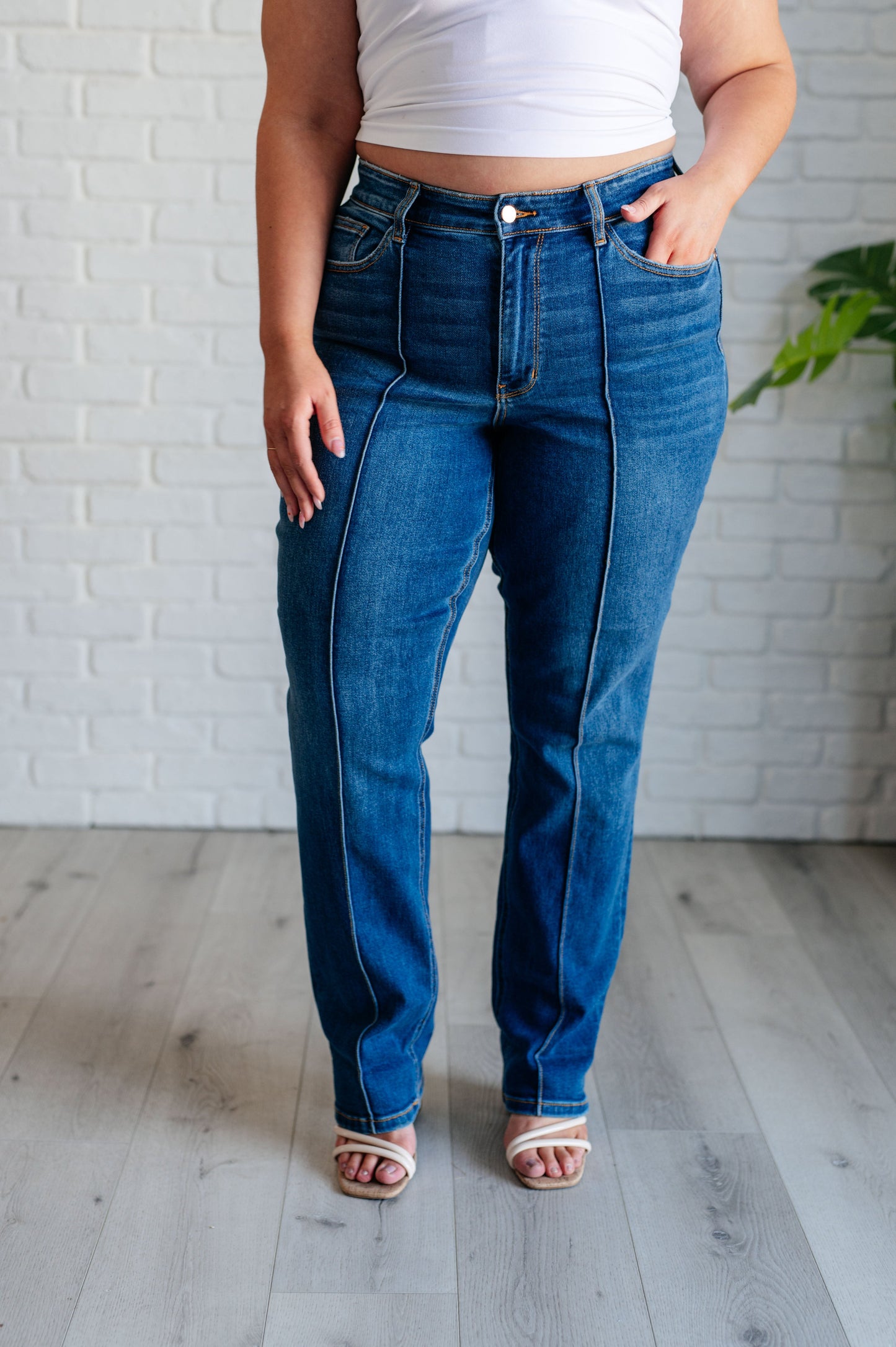 Judy Blue
High Rise
Zip Fly
Dark Wash
Center Seam Detail
Straight Leg Silhouette
Optional Cuffed Hem
93% Cotton, 6% Polyester, 1% Spandex

True to Judy Blue Sizing