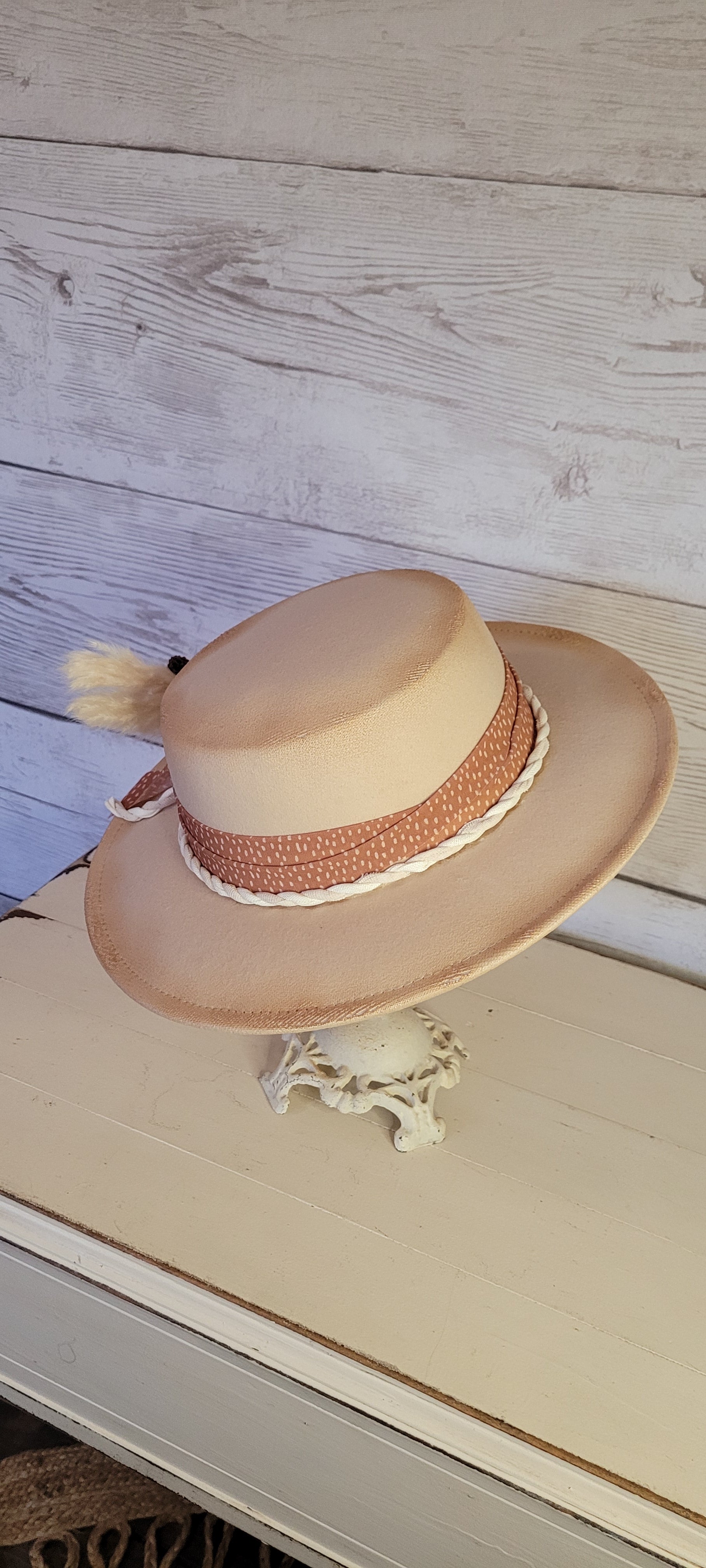 Sheer ribbon, natural gauze rope, pine cones & pampas Felt hat Flat brim 100% polyester Ribbon drawstring for hat size adjustment Head Circumference: 24" Crown Height: 3.5" Brim Length: 13.5" Brim Width: 12.75" Branded & numbered inside crown Custom burned by Kayla