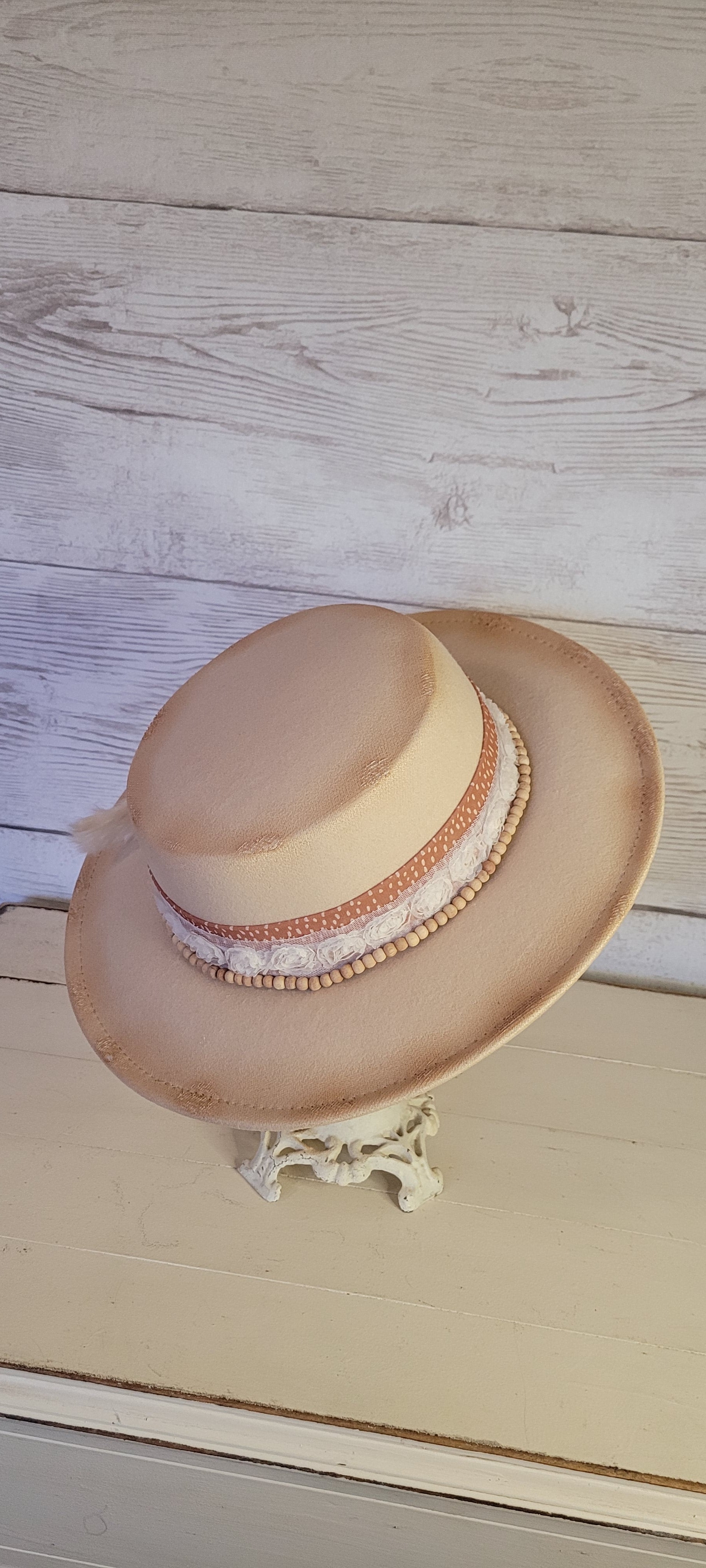 Sheer ribbon, flower ribbon, wooden bead band, pine cones & pampas Felt hat Flat brim 100% polyester Ribbon drawstring for hat size adjustment Head Circumference: 24" Crown Height: 3.5" Brim Length: 13.5" Brim Width: 12.75" Branded & numbered inside crown Custom burned by Kayla