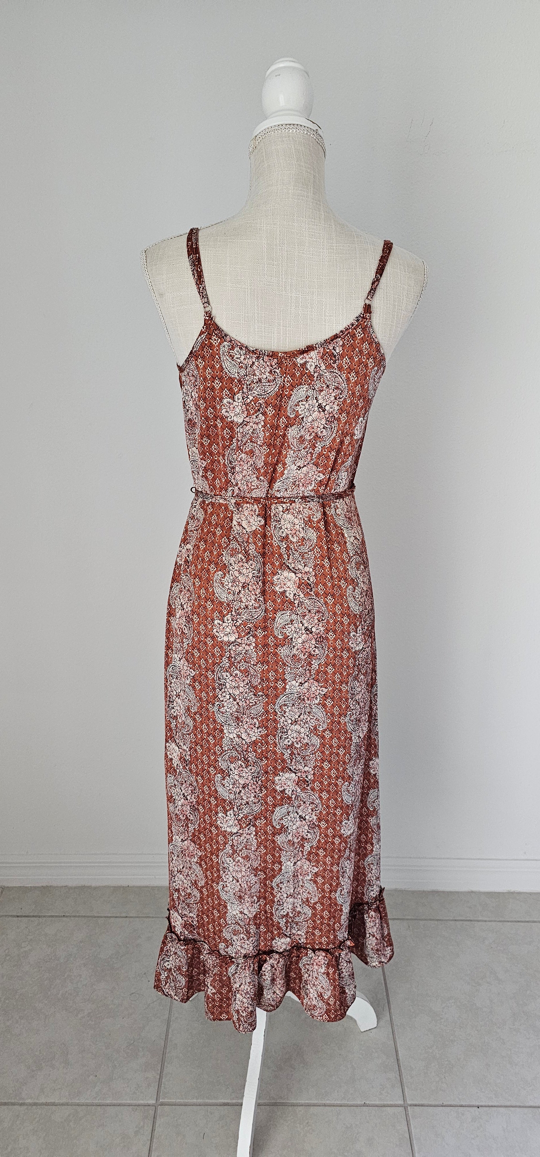 Make a statement in the "Neriah Rust Paisley Slip Midi Dress"! This stunning high-low dress features a classic paisley pattern, a flouncy ruffle hem, adjustable spaghetti straps, and a thin waist tie strap for you to cinch and flaunt. So, go ahead and show off your gorgeously rustic style! Sizes small through large.