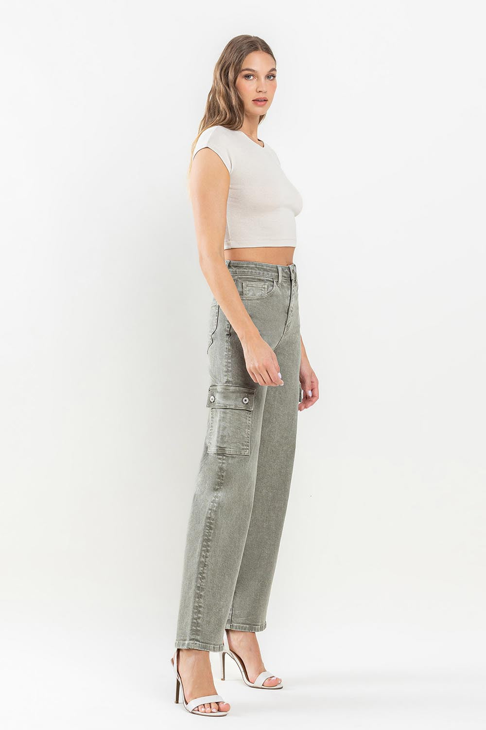 These '90s Super High Rise Loose Cargo Jeans are the epitome of vintage cool. With their ultra-high waist and loose fit, they offer a relaxed and comfortable style. The cargo pockets add an extra touch of utility and functionality.  24-32