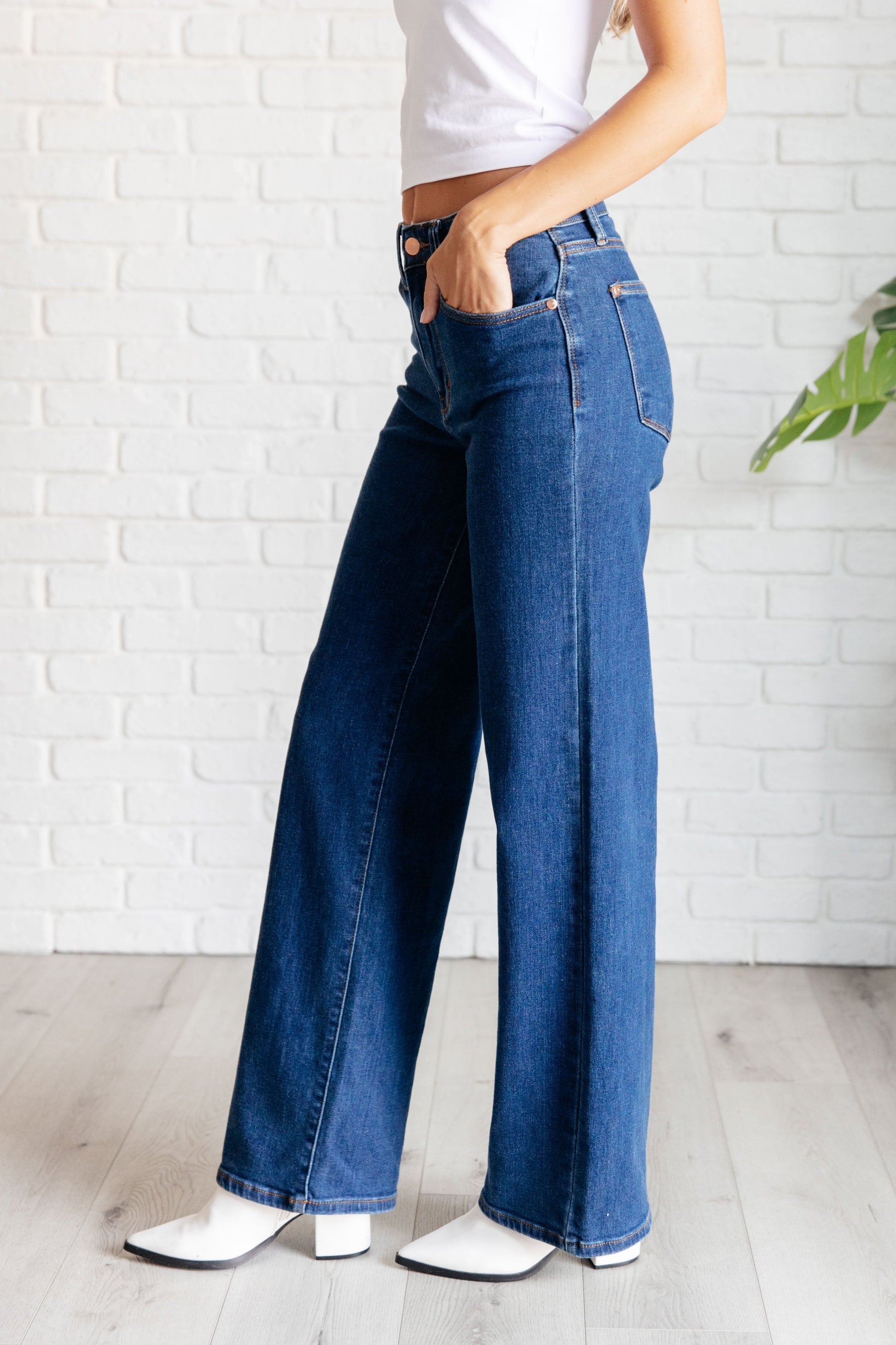 The Hazel High Rise Vintage Wide Leg Jeans are the perfect addition to your denim collection! Featuring a flattering high rise fit and a vintage wide leg cut, these non-distressed jeans are in a classic medium wash that will never go out of style. Get the perfect fit with these timeless jeans.