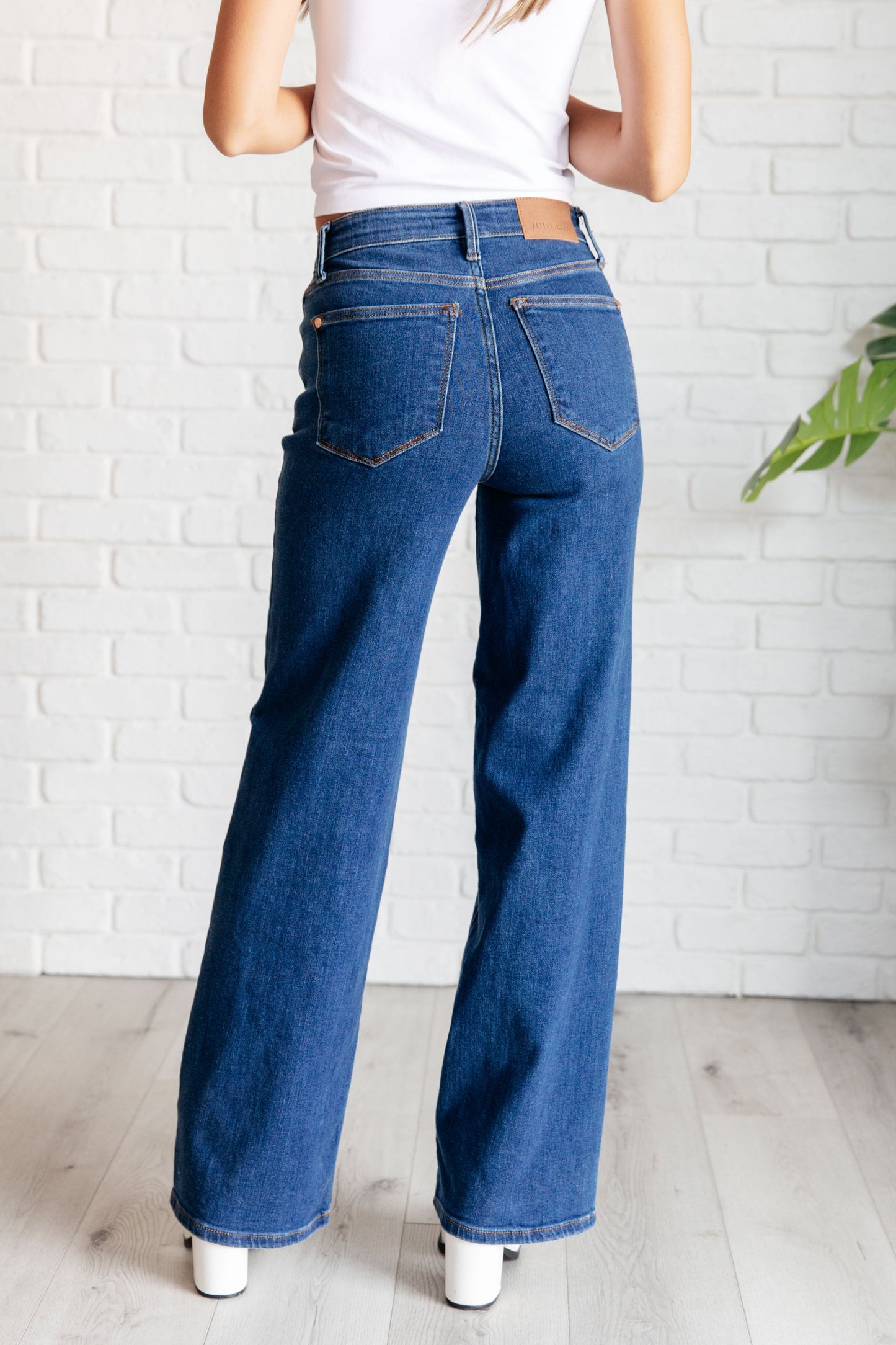 The Hazel High Rise Vintage Wide Leg Jeans are the perfect addition to your denim collection! Featuring a flattering high rise fit and a vintage wide leg cut, these non-distressed jeans are in a classic medium wash that will never go out of style. Get the perfect fit with these timeless jeans.