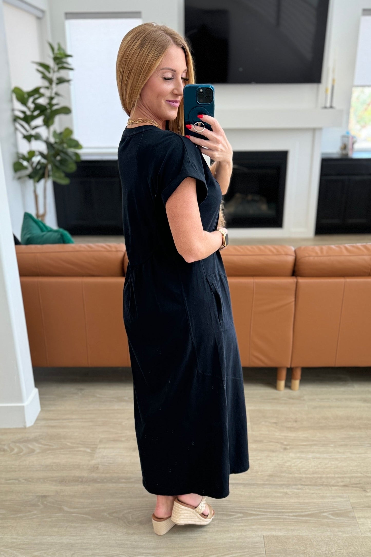 Look stunningly sophisticated in this Modern Maritime Shift Maxi Dress! Crafted from soft jersey knit, this dress features elegant princess seaming, the best pockets, and a timeless shift silhouette for a comfortable fit. Make a lasting impression with enduring style!