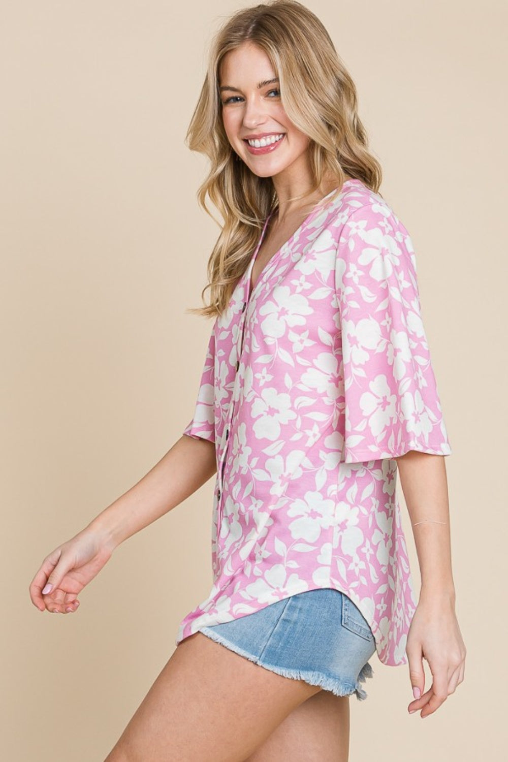 The Floral Decorative Button V-Neck Top is a charming and elegant piece that combines feminine florals with stylish details. Featuring decorative buttons and a flattering v-neckline, this top exudes a sophisticated and fashion-forward look. S-XL